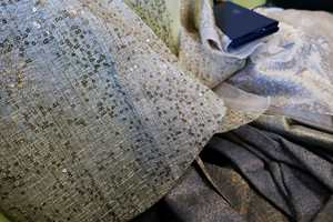 TEKSTILER: Kjølige farger blir lunere på myke tekstiler. Elegante tekstiler fra Rubelli/INTAG.