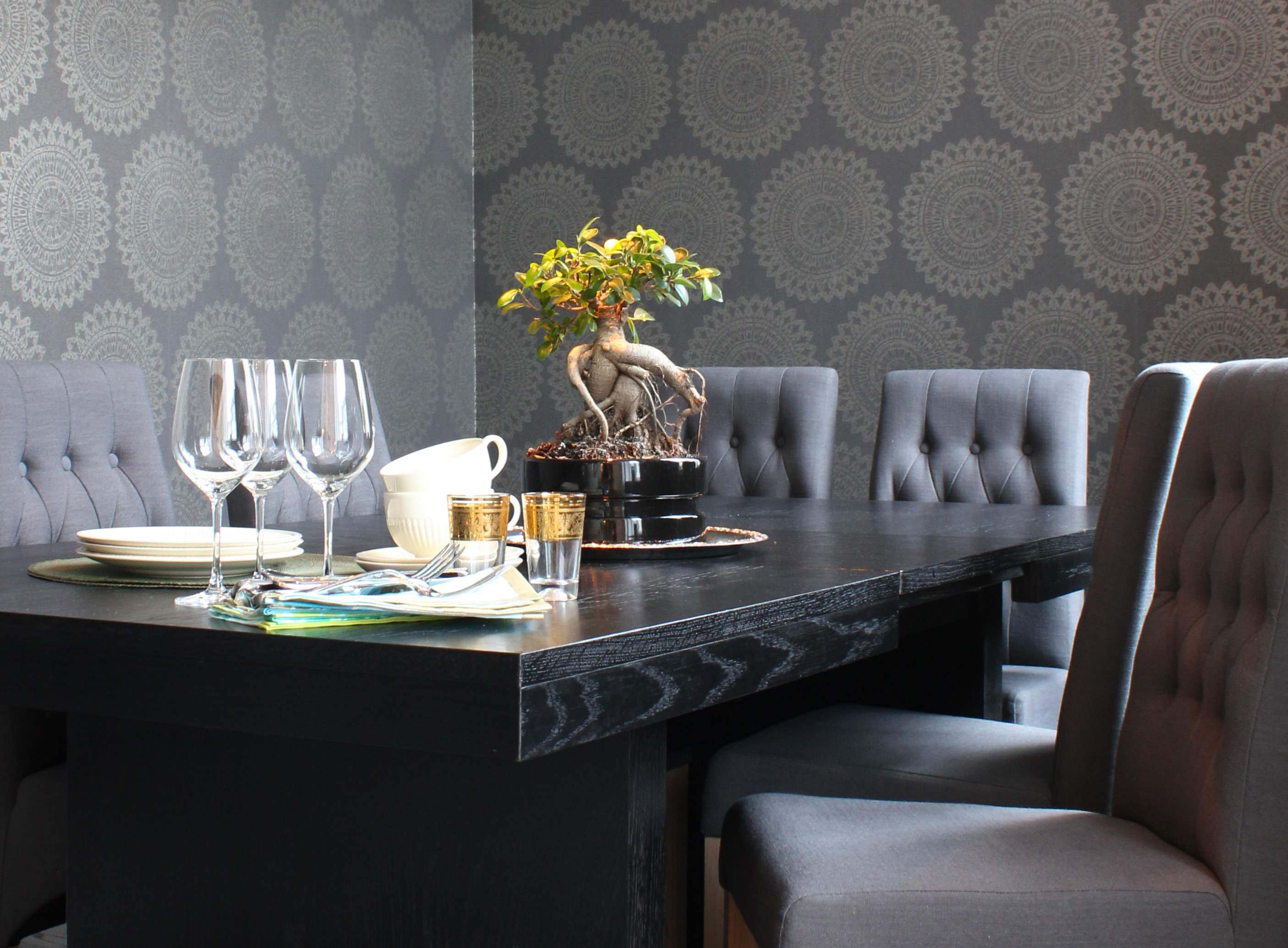 PERSONLIG: Det er enkelt å gi boligen et personlig preg med mørke farger.