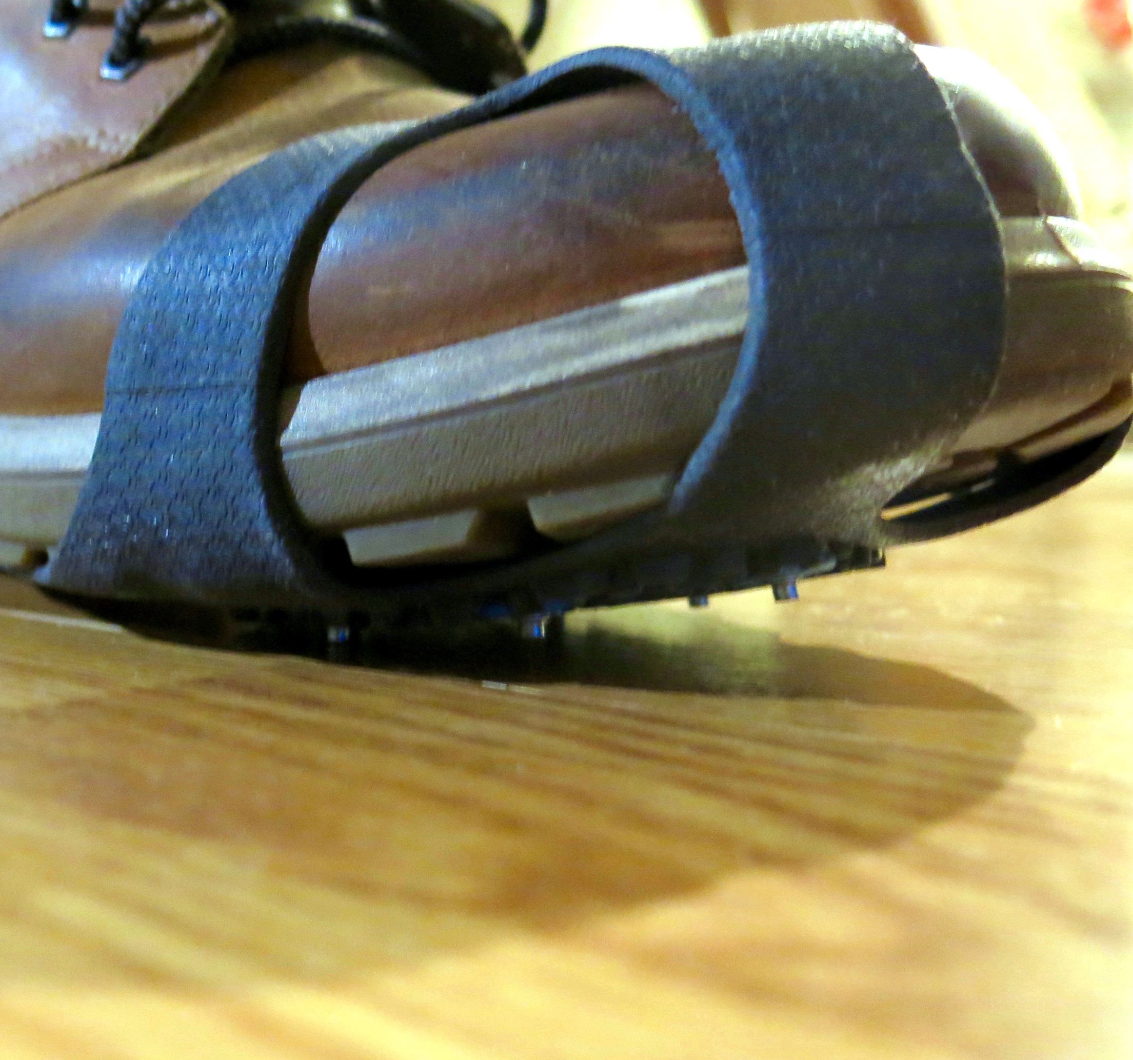 PIGGENE UTE: Brodder er gode å ha ute, men innendørs vil de bare ødelegge gulvet. – Det finnes ingen halvharde gulv som tåler pigger eller brodder, sier Jan Erik Jørgensen hos Polyflor. (Foto: Robert Walmann/ifi.no)