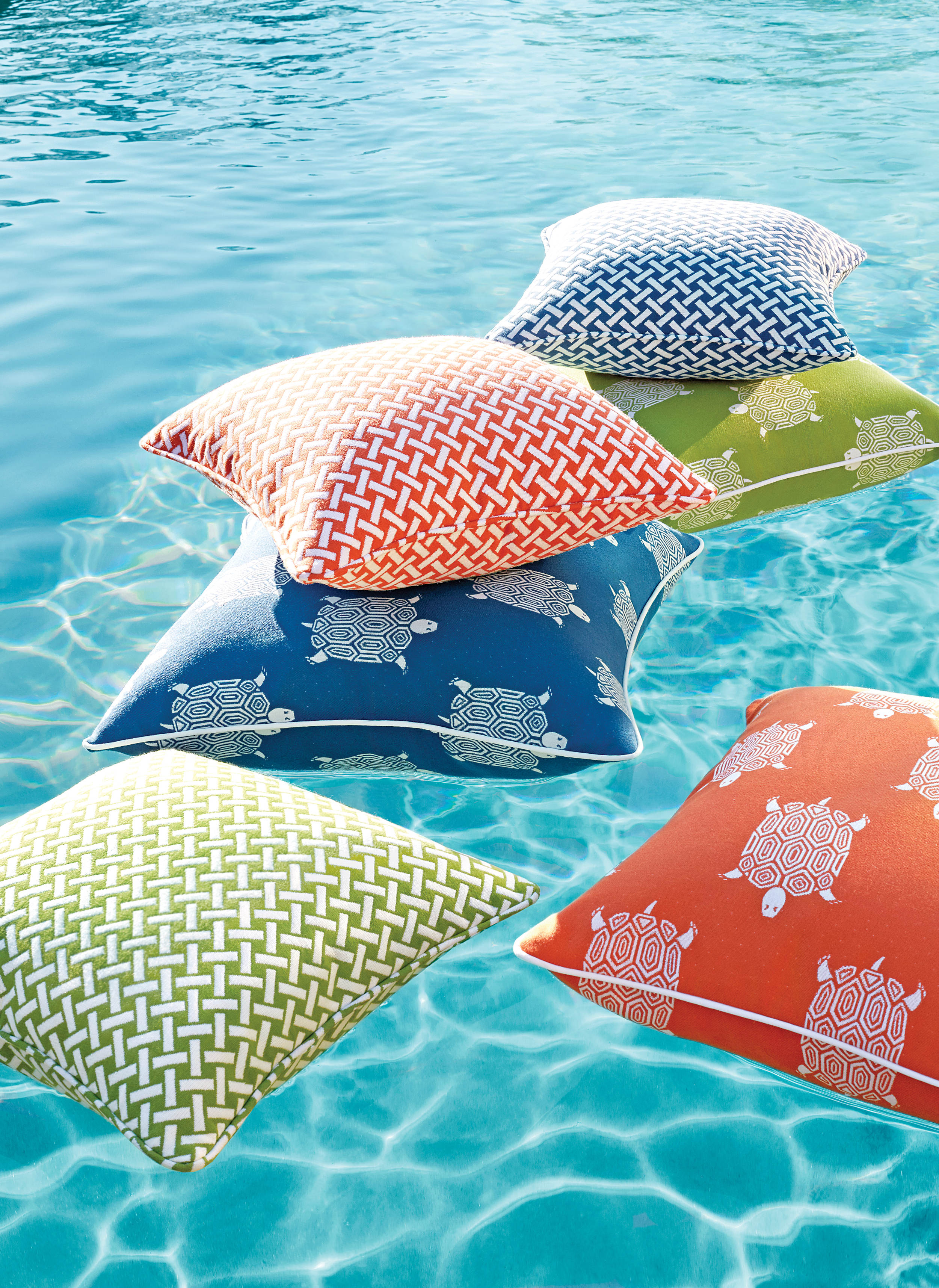 Utendærstekstilene er motstandsdyktige mot vann, og trenger ikke impregneres igjen før etter ca. 5 års bruk. Disse putene er sydd av Thibauts tekstiler.