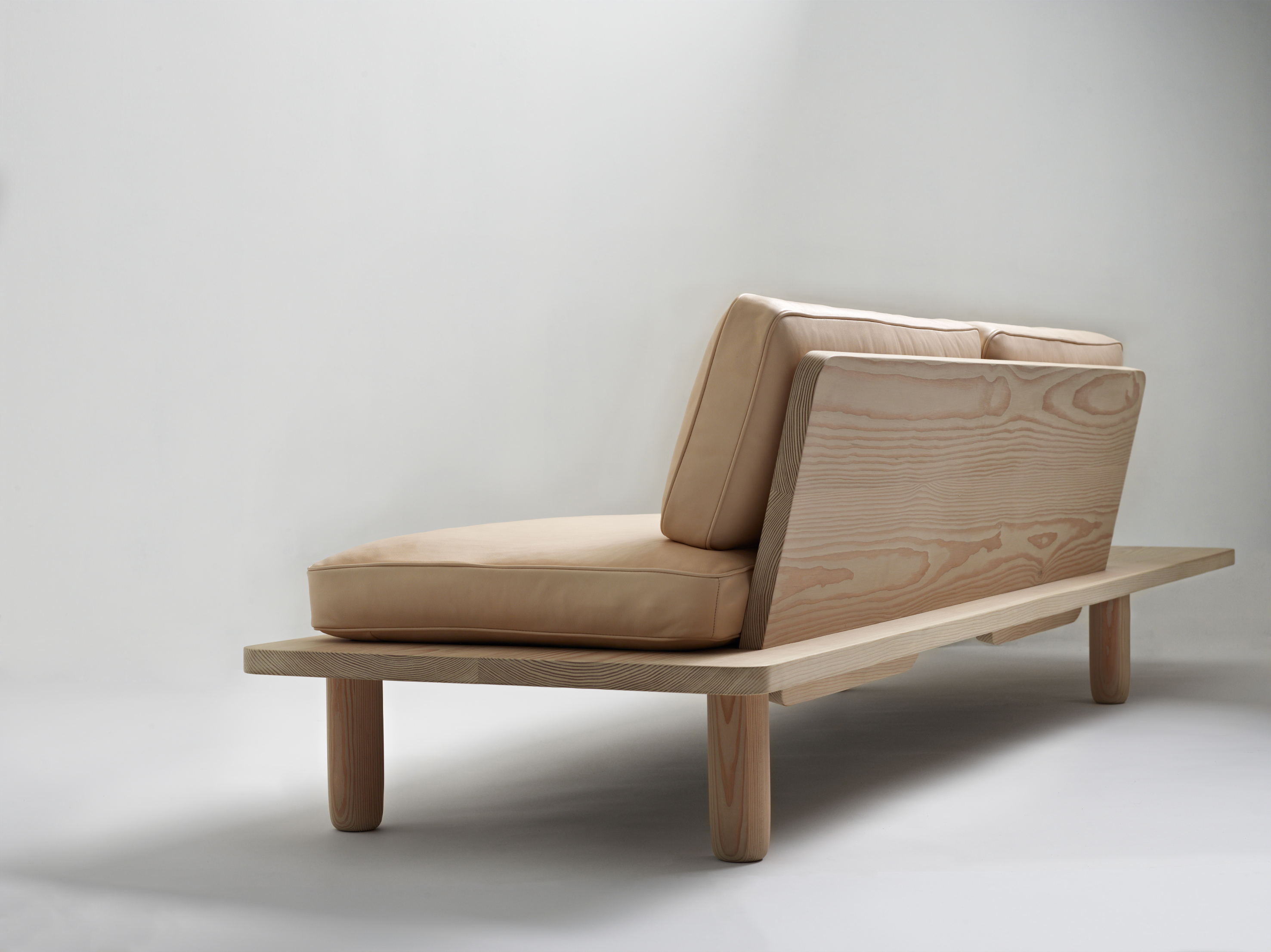 Møbeldesignerne inspireres også av trematerialer. Ideen til sofaen Plank kom fra designernes fasinasjon for store formater i gulvplank. Sofaen er tegnet av møbeldesigner MNIL Steinar Hindenes, Anders Berg og Petter Knudsen. Foto: Øystein Klakegg