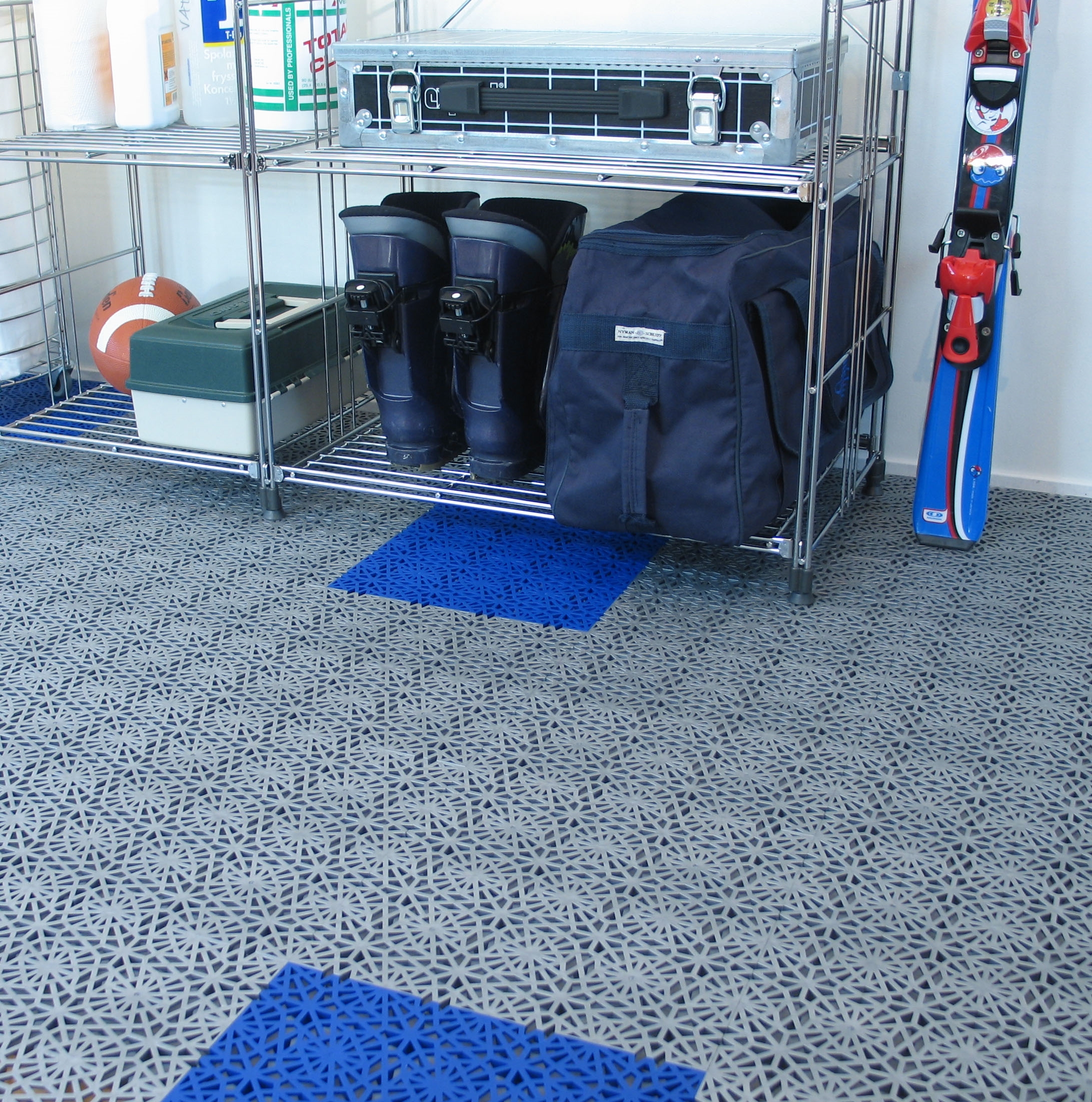 De svenske plastflisene er pustende. Det betyr at underlaget blir ventilert. Derfor egner dette gulvet seg godt i boder. 