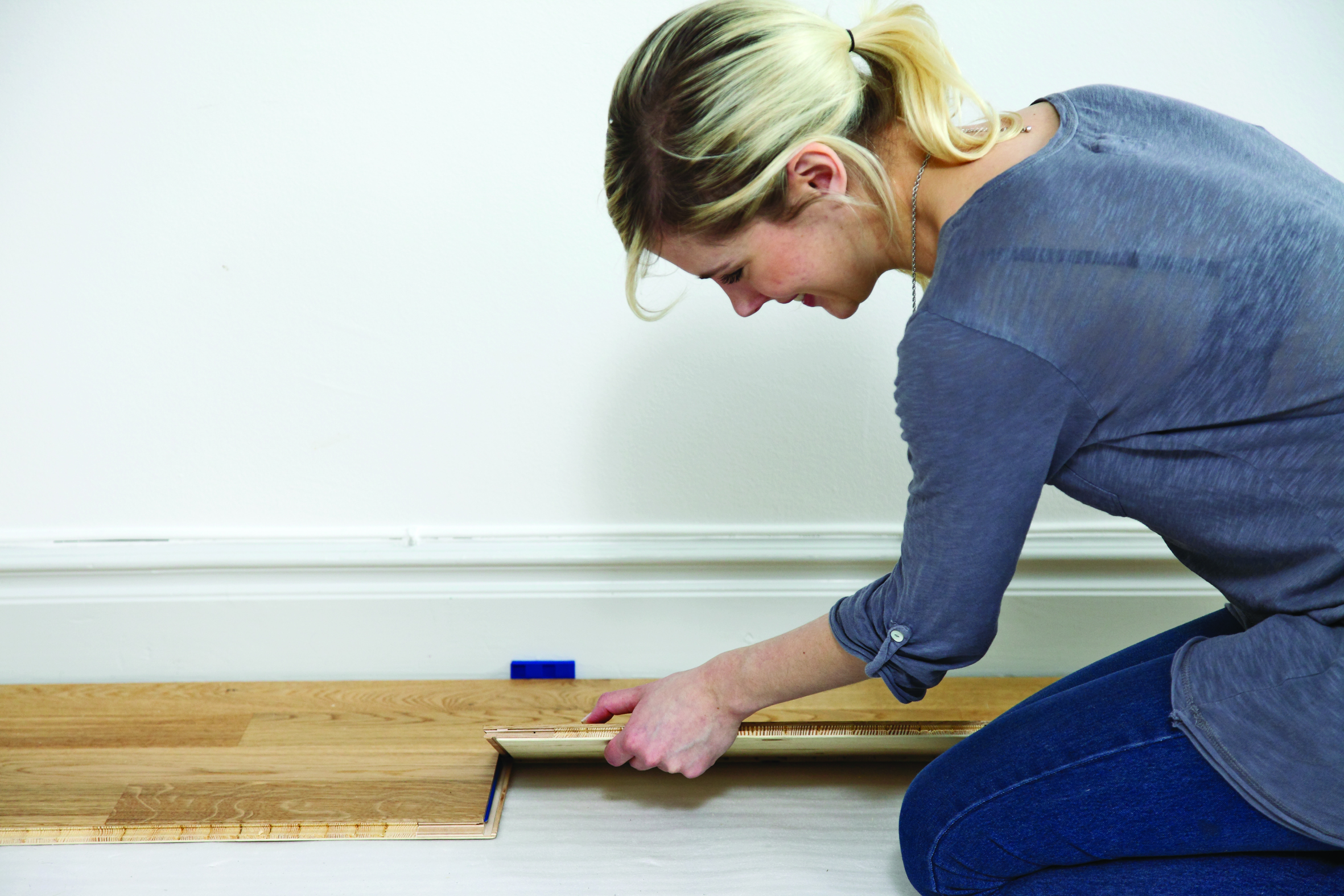 Lag mellomrom mellom gulv og vegg.