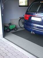 Plastgulv kan fint benyttes i garasje, og tåler helt fint vekten av en bil. Dette gulvet er fra Universa/IBG.