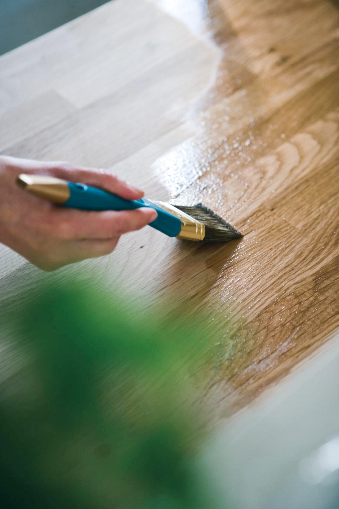 PLEIE: Fremgangsm&aring;ten for pleie av kj&oslash;kkenbenken avhenger av hvilken olje du bruker. (Foto: WOCA)