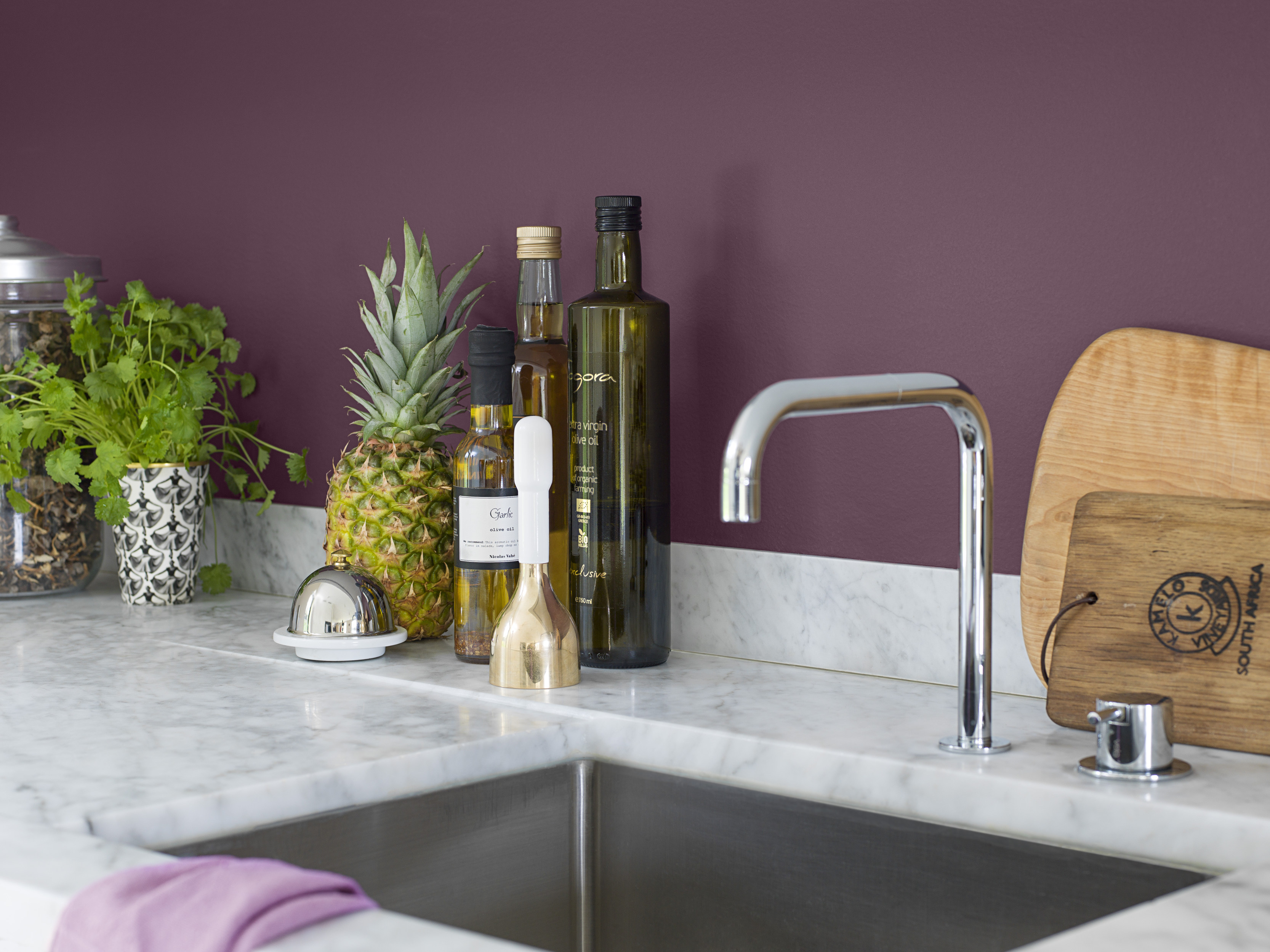 Gå gjerne for favorittfargen din! Her en plommefarget fra Beckers.