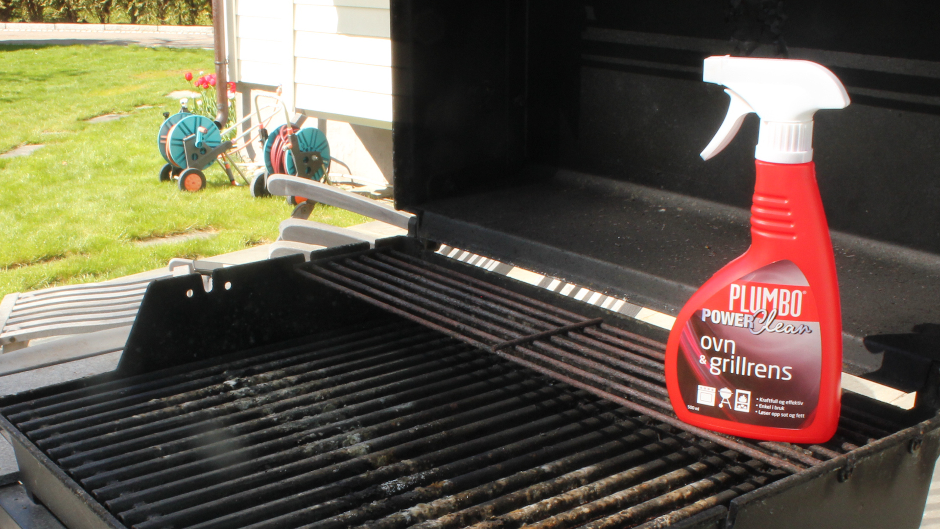 Med sin sammensetning av kaliumhydroksid, fettalkoholer og fettløsningsmidler, løser Plumbo Ovn & Grillrens opp alle typer innbrent fett og sot. Ingrediensene er nedbrytbare. Foto: Krefting