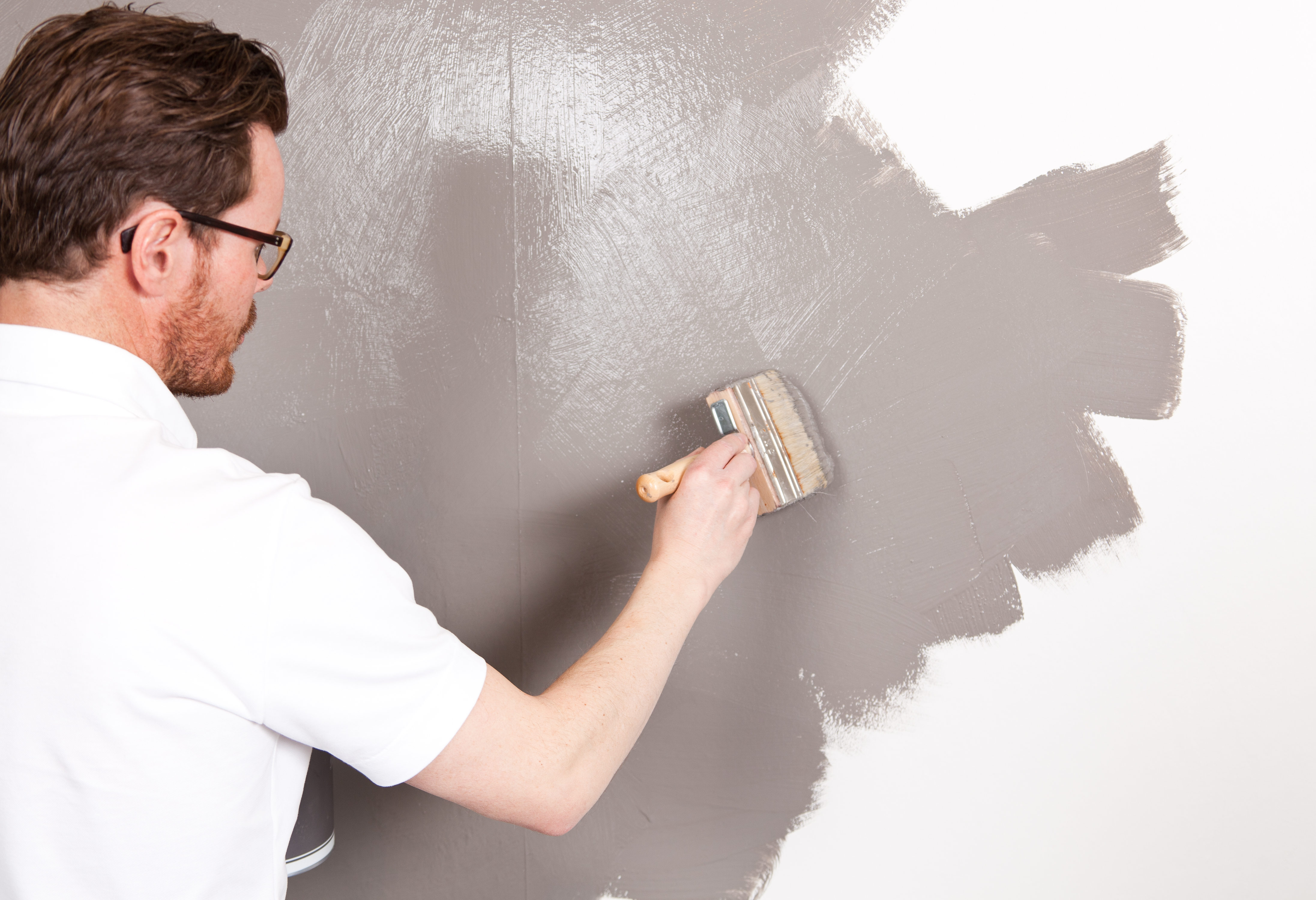 Betongmalingen Fresco er spesiell ved at den påføres med kost, ikke pensel, i kryss og tvers på veggen. Jo mer kaotisk påføringen er, jo flottere blir betongeffekten. 