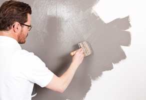 Betongmalingen Fresco er spesiell ved at den påføres med kost, ikke pensel, i kryss og tvers på veggen. Jo mer kaotisk påføringen er, jo flottere blir betongeffekten. 