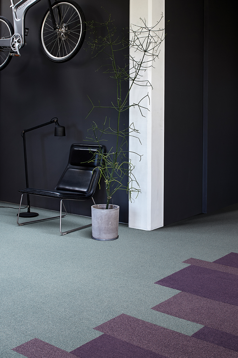 I DET STILLE: Teppeflisen «Polichrome» har kuttet struktur. Fargeutvalget er også stort. – Dette er luksuriøs teppeflis, sier Nygaard. 