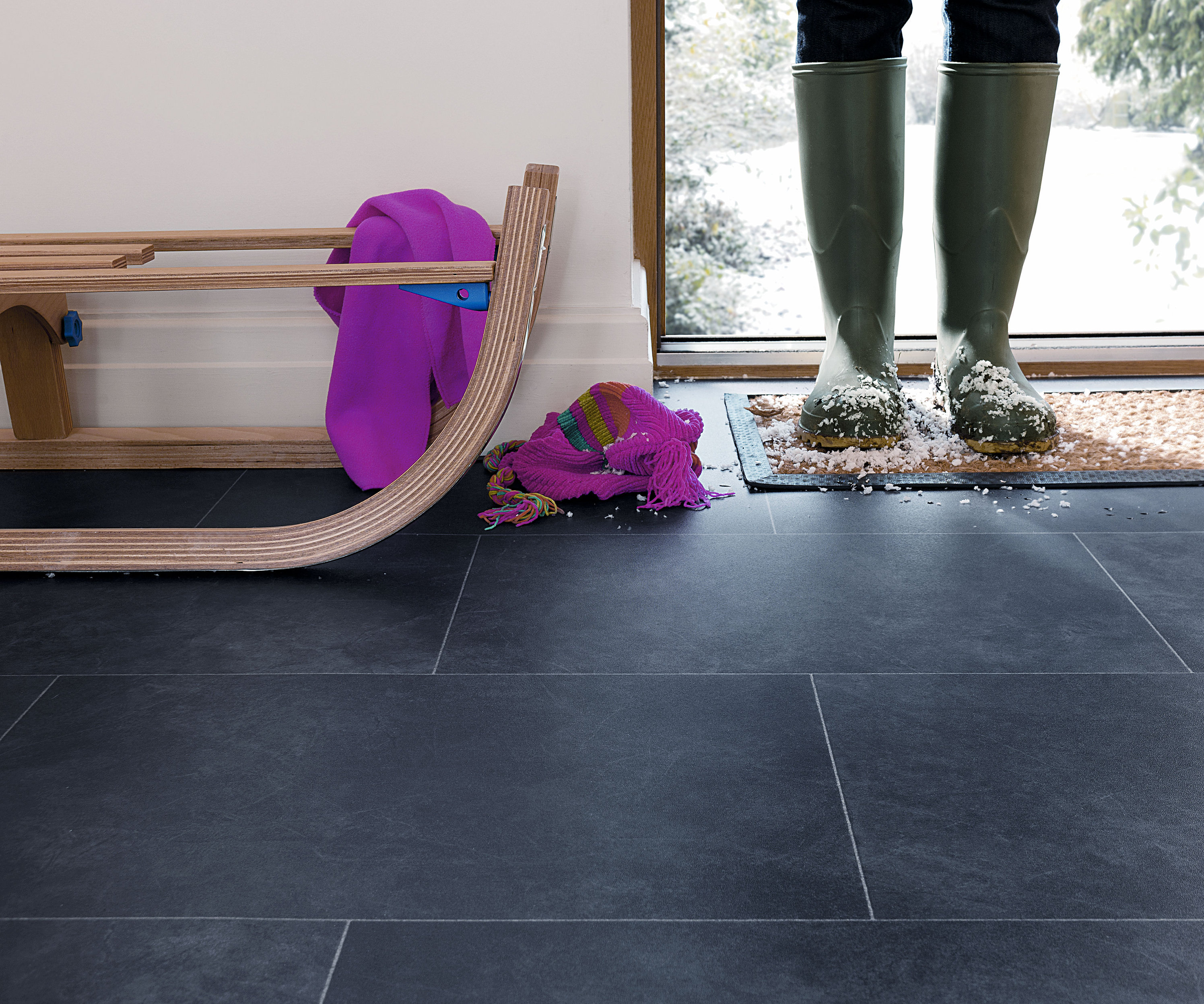 Vinylbelegg p&aring; rull er perfekt for gangen. Det er slitesterkt og t&aring;ler s&oslash;l. Du f&aring;r det i mange forskjellige varianter - her som flisimitasjon. Dette belegget er fra Secura-kolleksjonen til Polyflor.