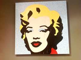 Det er meningen å ha waterjet til gulvet, med det går også an å bruke det som kunst. Dette er Andy Warholes kjente portrett av Marilyn Monroe.