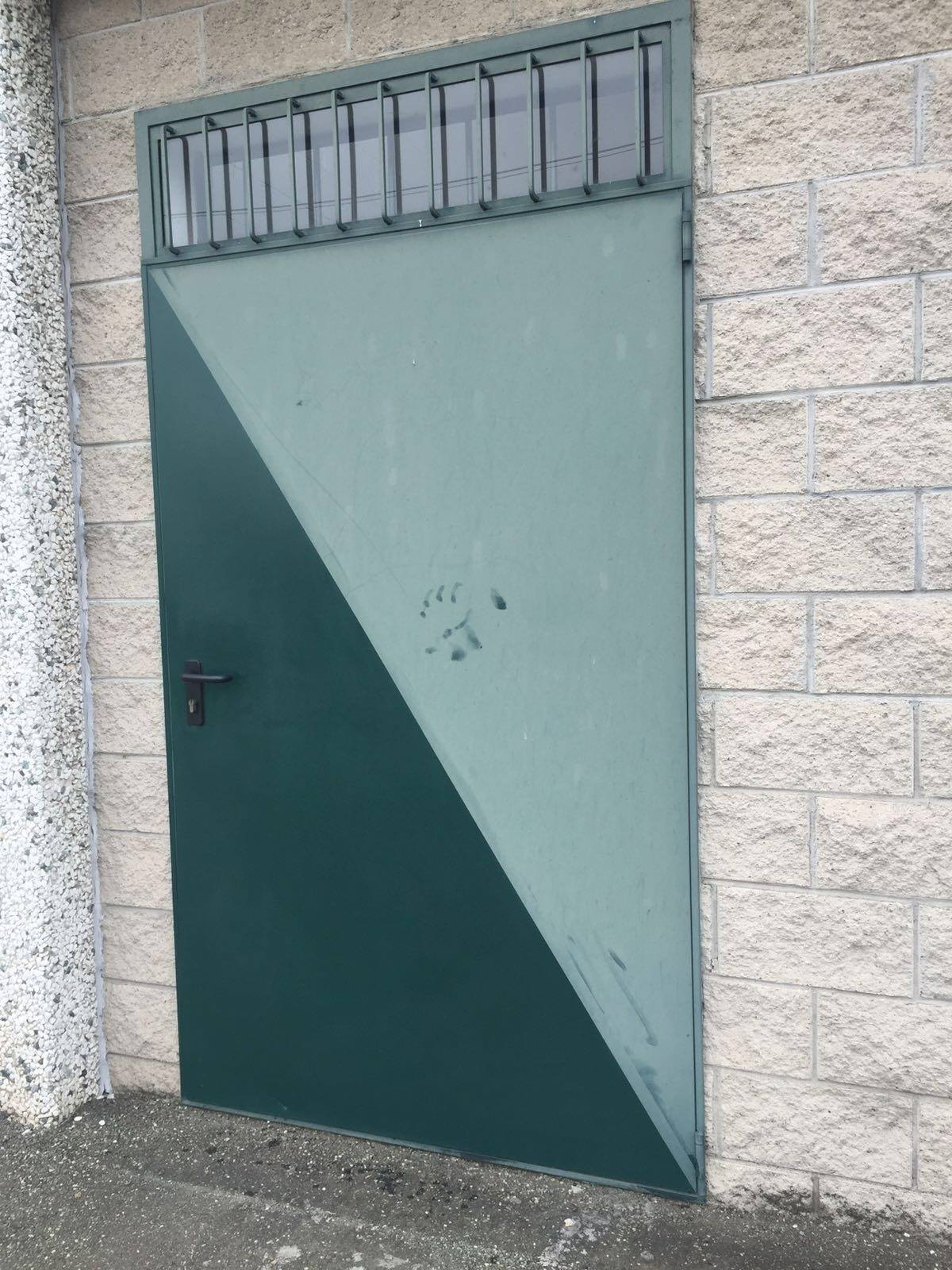 Med Polytrol får falmet metallmaling fargen tilbake.