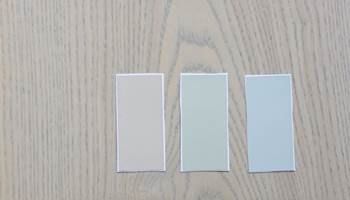 <b>GULV:</b> Husk å sammenlign veggfargene med gulvet. Selv et lyst tregulv har mye farge som påvirker de lyse fargene på veggen. 
