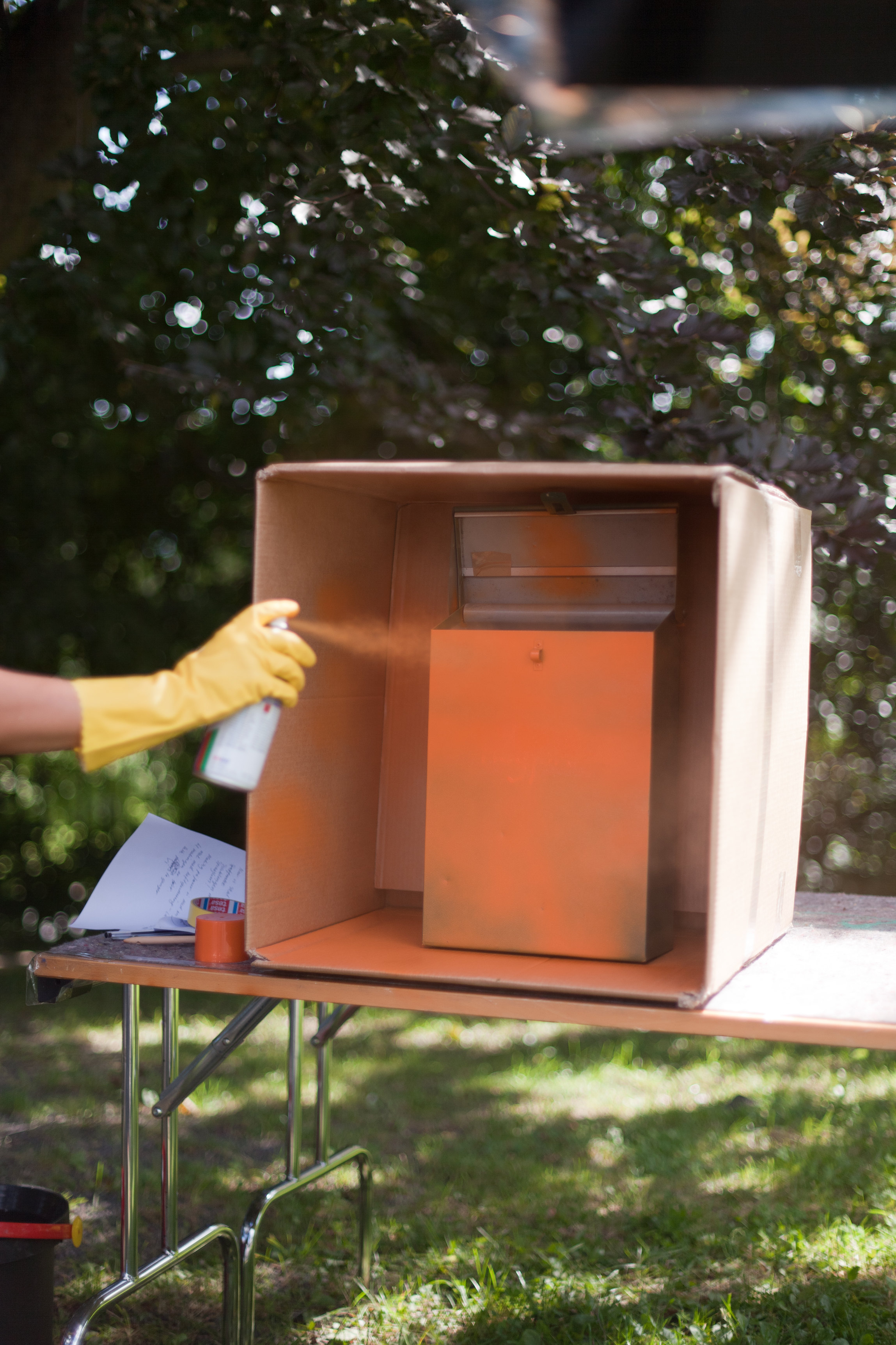 Hold sprayen 30-40 cm fra postkassen, og plasser den gjerne inni en pappeske, slik at alt rundt ikke blir oransje.