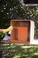Hold sprayen 30-40 cm fra postkassen, og plasser den gjerne inni en pappeske, slik at alt rundt ikke blir oransje.