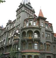 Fra den jødiske bydelen Josefov, her med en rikt dekorert fasade med innslag av bladgull og smijern.