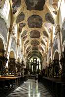 Praha har mange kirker preget av mye flott malerkunst. Denne heter Himmelfartskirken, smykket med fresker fra 1700-tallet.