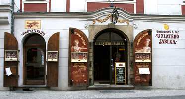 Nok en restaurantkneipe i Praha med skriftmaling - en gang en del av malerutdannelsen i Norge.