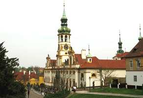 Loreta-kirken ligger høyt i Praha, også ovenfor Borgen-området. Rokokko-bygget ble oppført av dominikaerne på 1720-tallet.