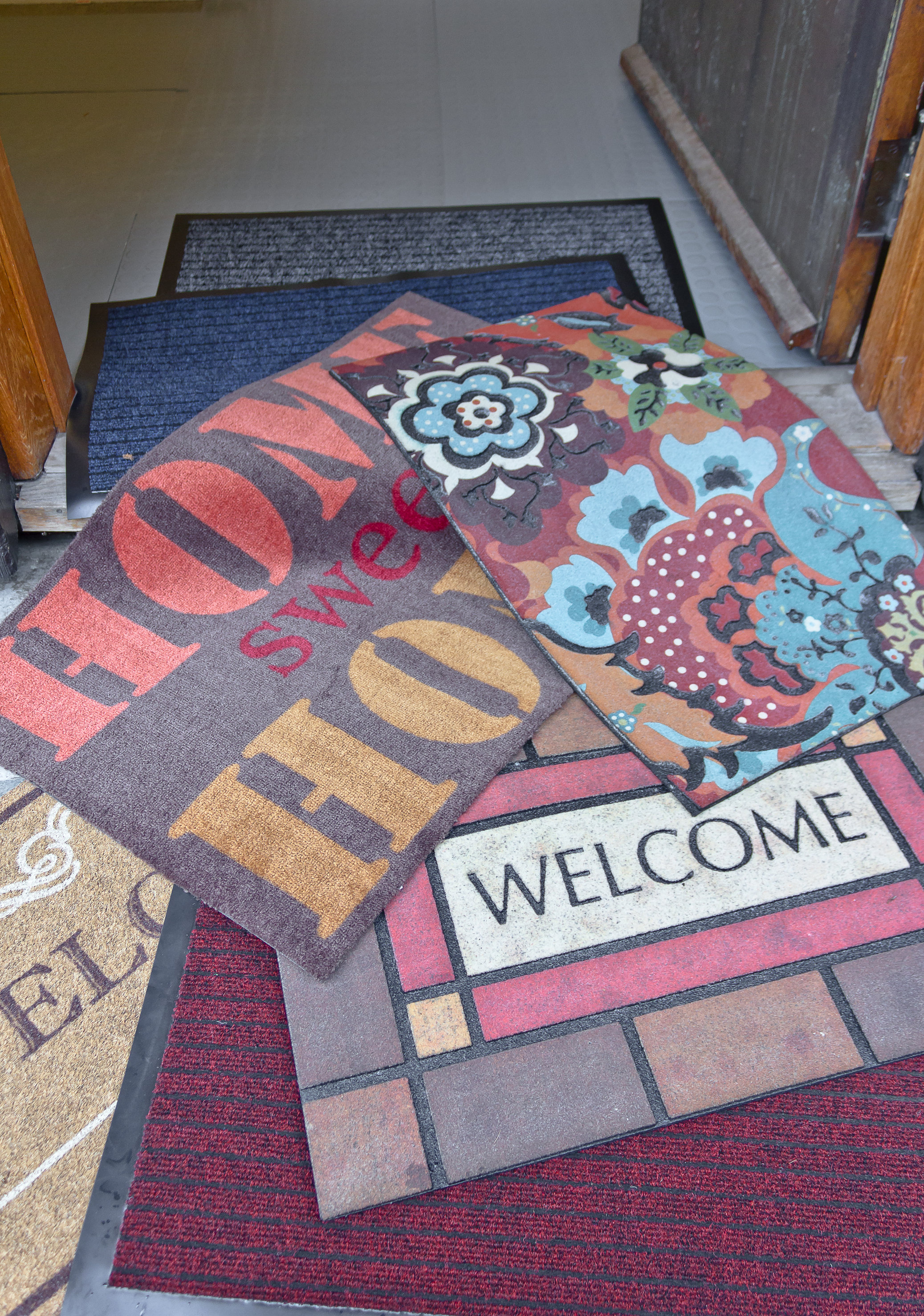 La en sprek og velkomnende entrématte ta hånd om slaps og grus. 