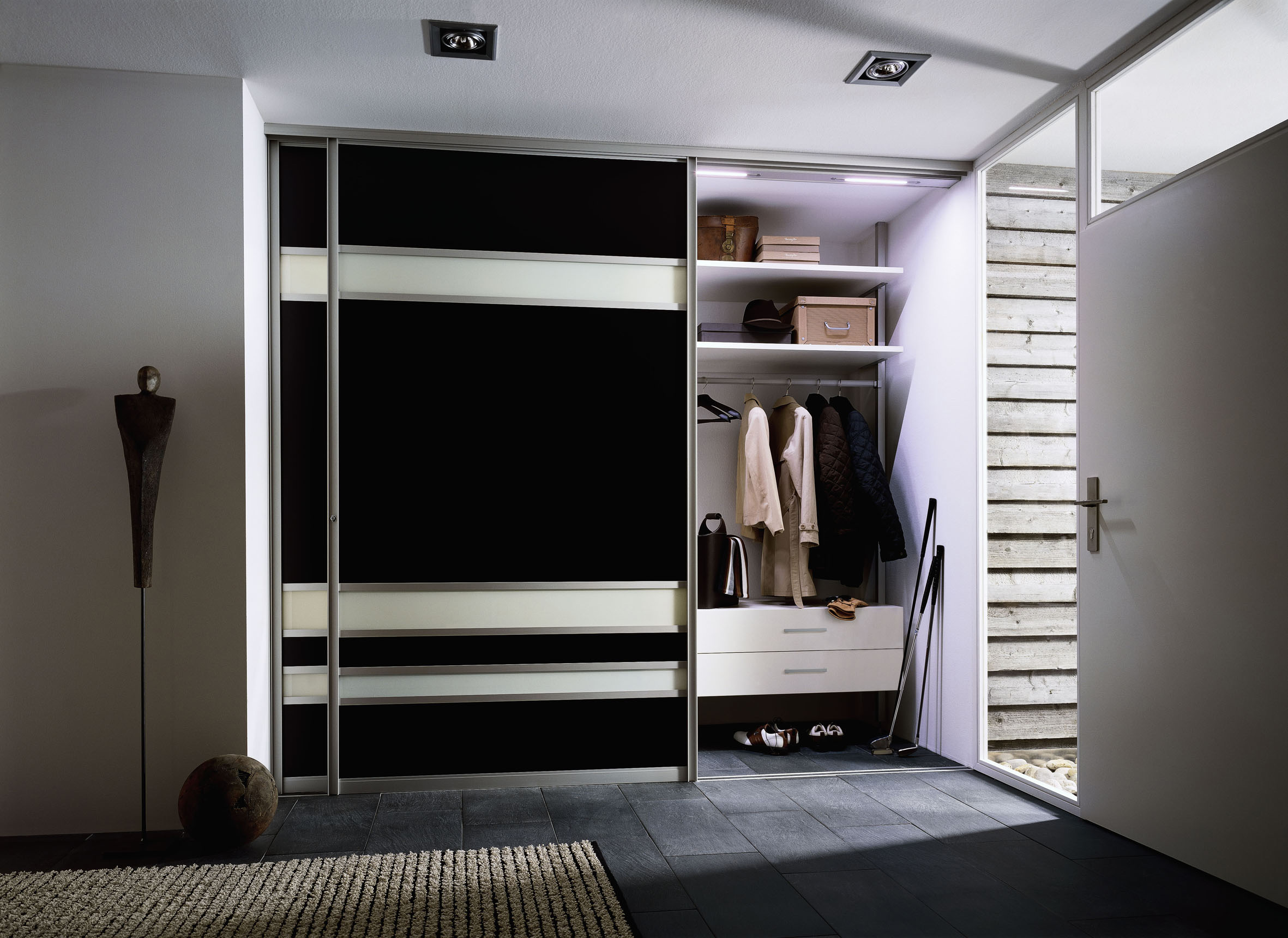 Med et stort garderobeskap bak skyvedører, skjules mye rot. 