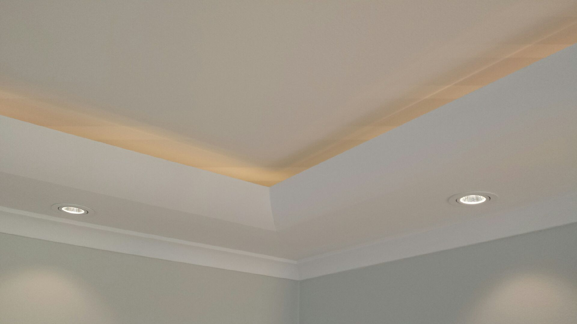 Ved ettermontering av downlights, er innkassing den enkleste og tryggeste løsningen.