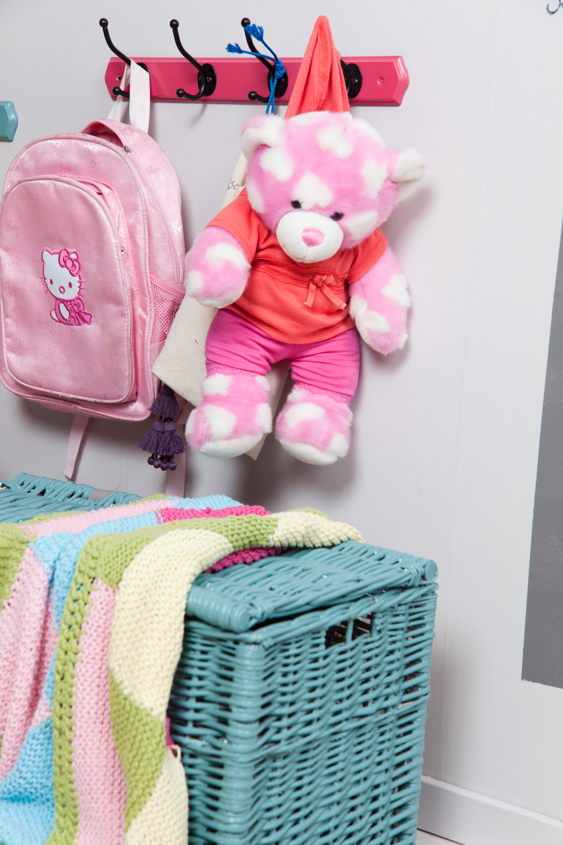 Sett farge på knaggrekken, og plasser barnas knagger i passe høyde. 