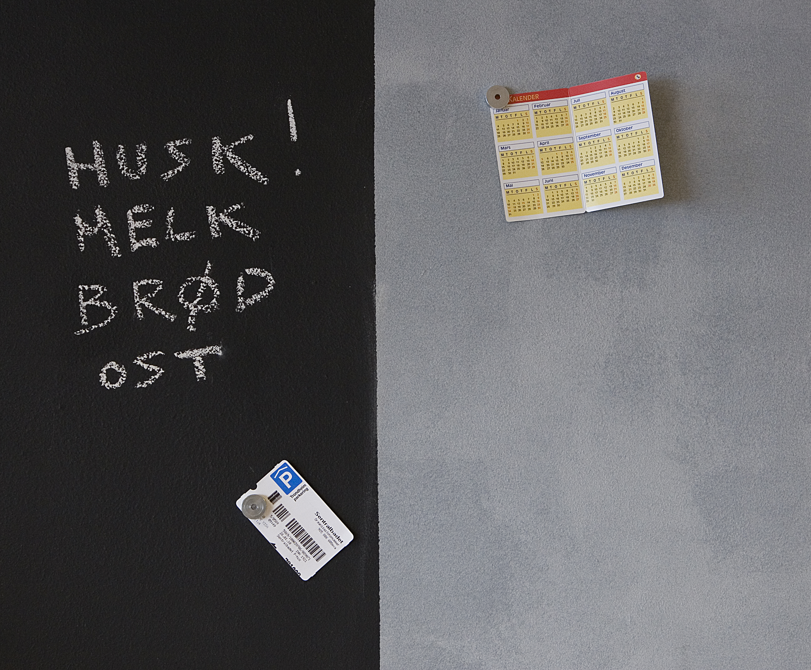 Lag en smart husketavle ved bruk av magnetmaling og tavlemaling. 