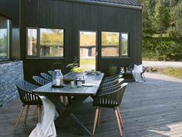 Med Tyrilin Terrassebeis får du en uteplass som håndterer norsk klima. Et nytt fargekonsept med 12 vakre farger gjør at du kan harmonere terrasse og fasade til en flott helhet. 