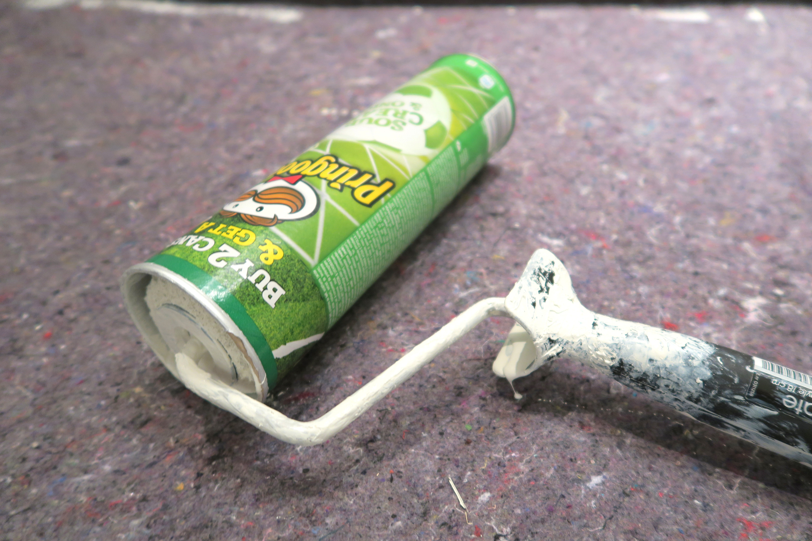 GJENBRUK: Før du kaster den tomme «Pringles»-esken, kan du bruke den som oppbevaringsboks for rullen.