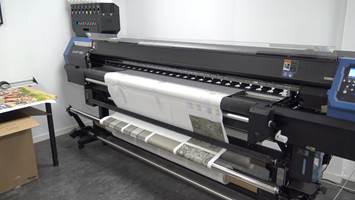 PRINTER: Med denne printeren kan det trykkes farger og mønster på tekstiler for å se hvordan det vil se ut 