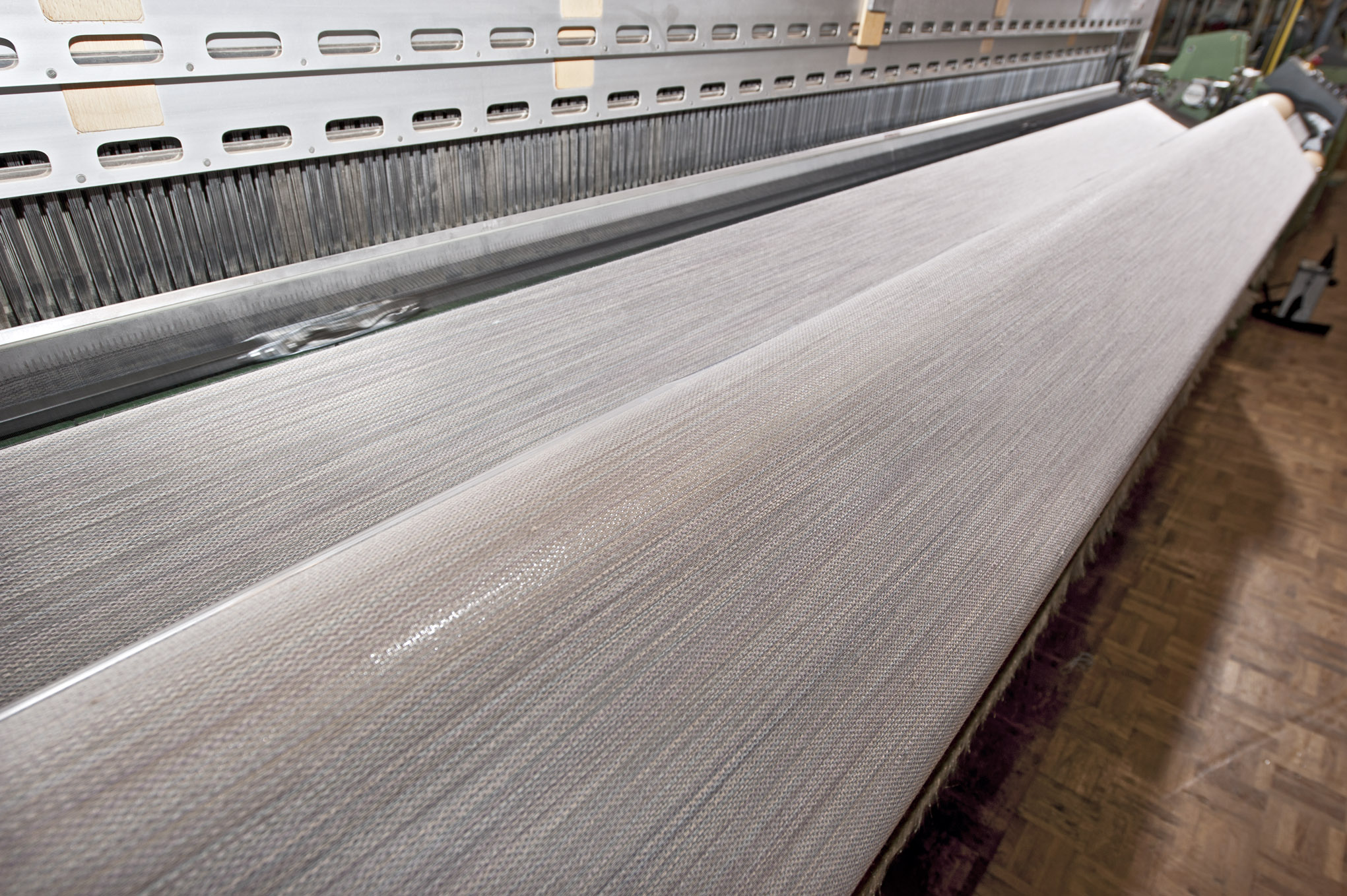 En spesiell veveteknikk gjør at selv flortynne gardiner demper lyden som om de skulle være av tykk ull.