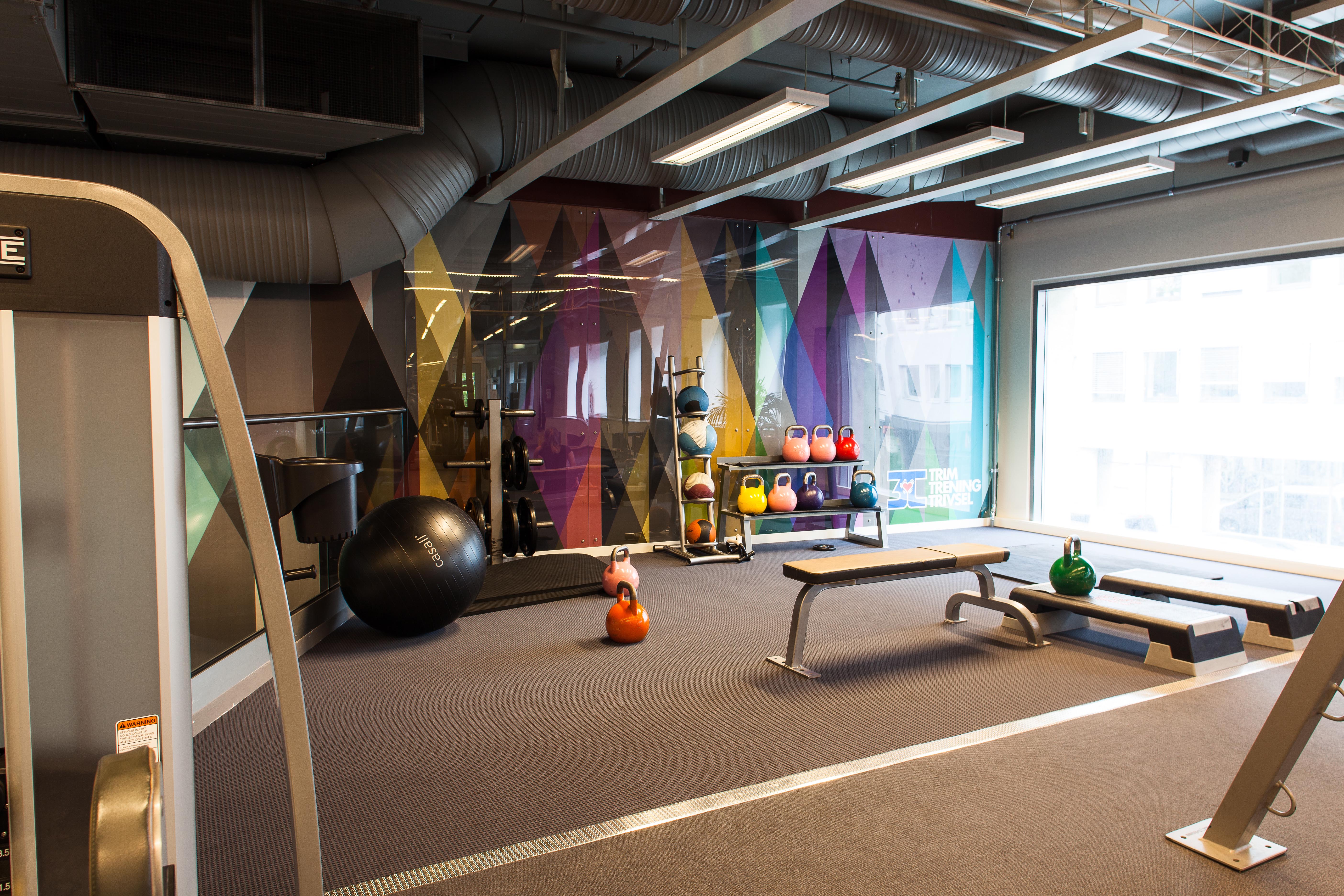 Grafisk, mønstret tapet fremstår som reneste veggmaleriet.