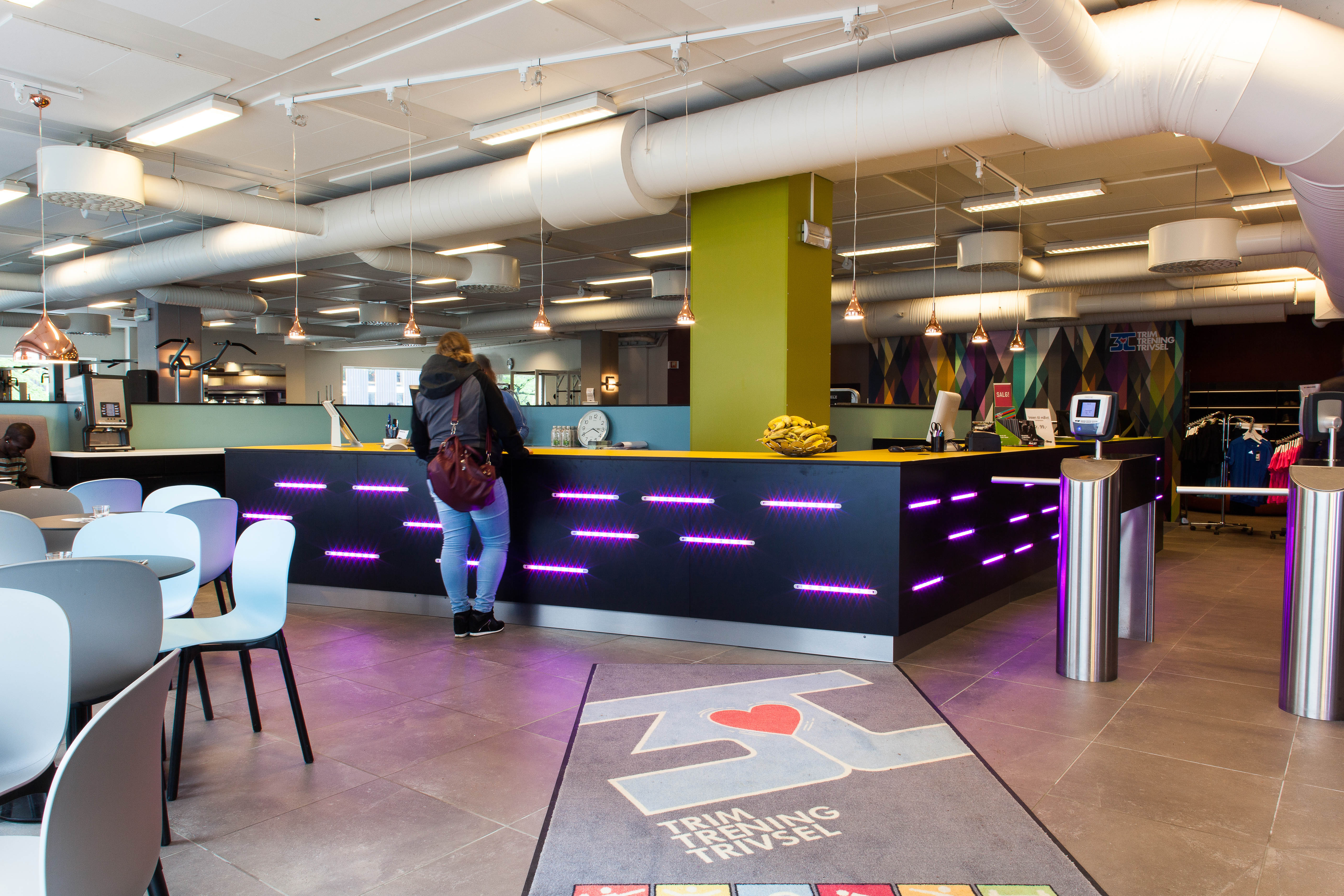 Allerede i resepsjonen blir du overveldet av friske, sterke farger.