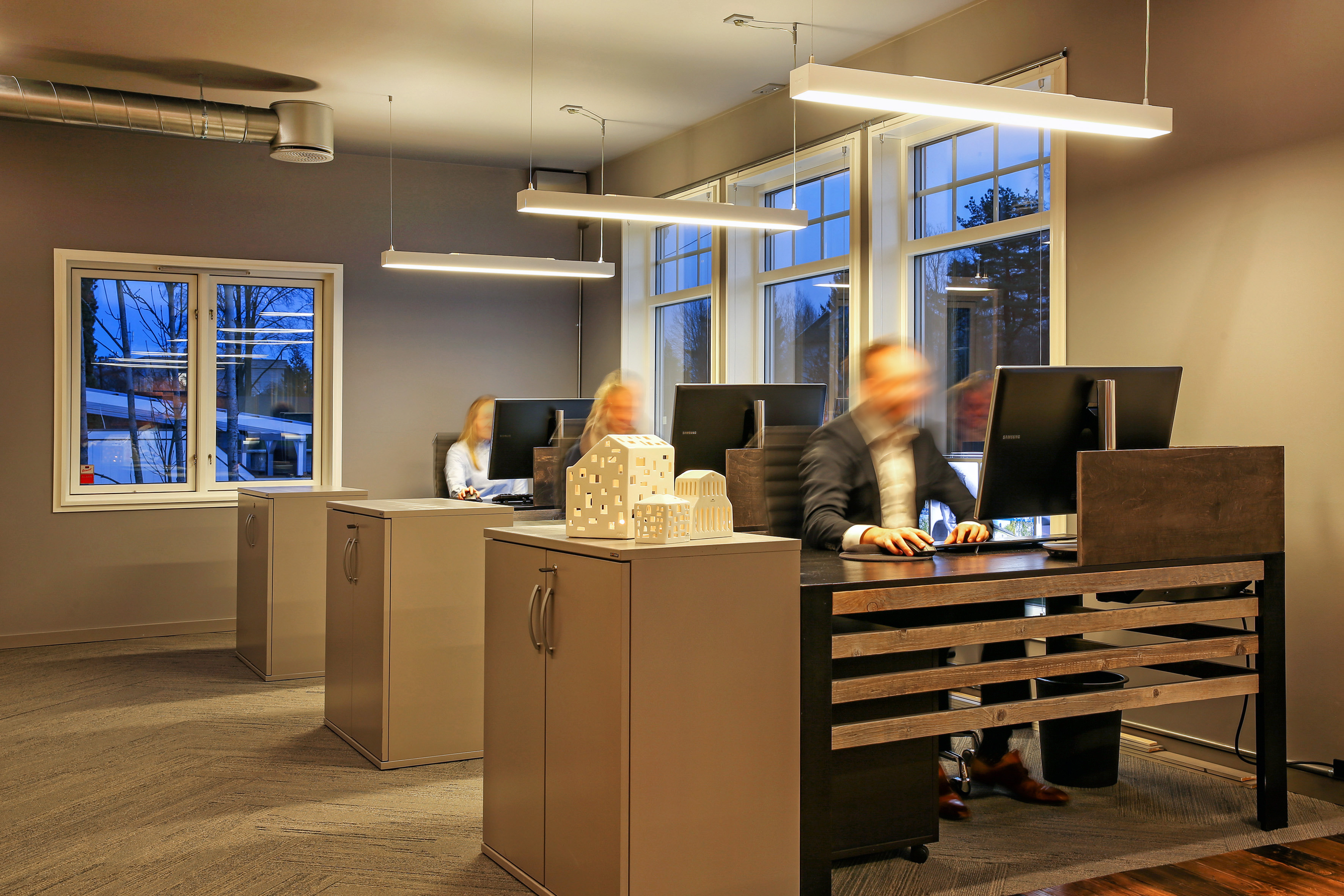 Utstrakt bruk av teppefliser gjør at kontorlandskapets akustikk fungerer utmerket.