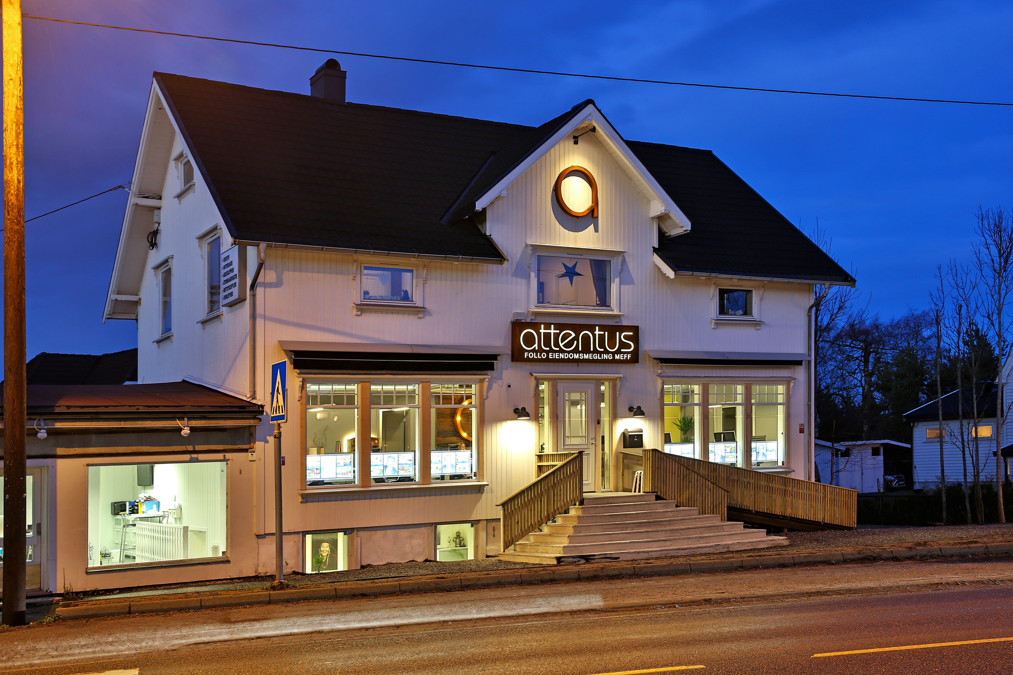 Eiendomsmegleren Attentus har skapt et lekkert og moderne meglerkontor i et nesten hundre år gammelt hus som tidligere har huset en rekke andre aktiviteteter - fra landhandel og slakter - til begravelsesbyrå.