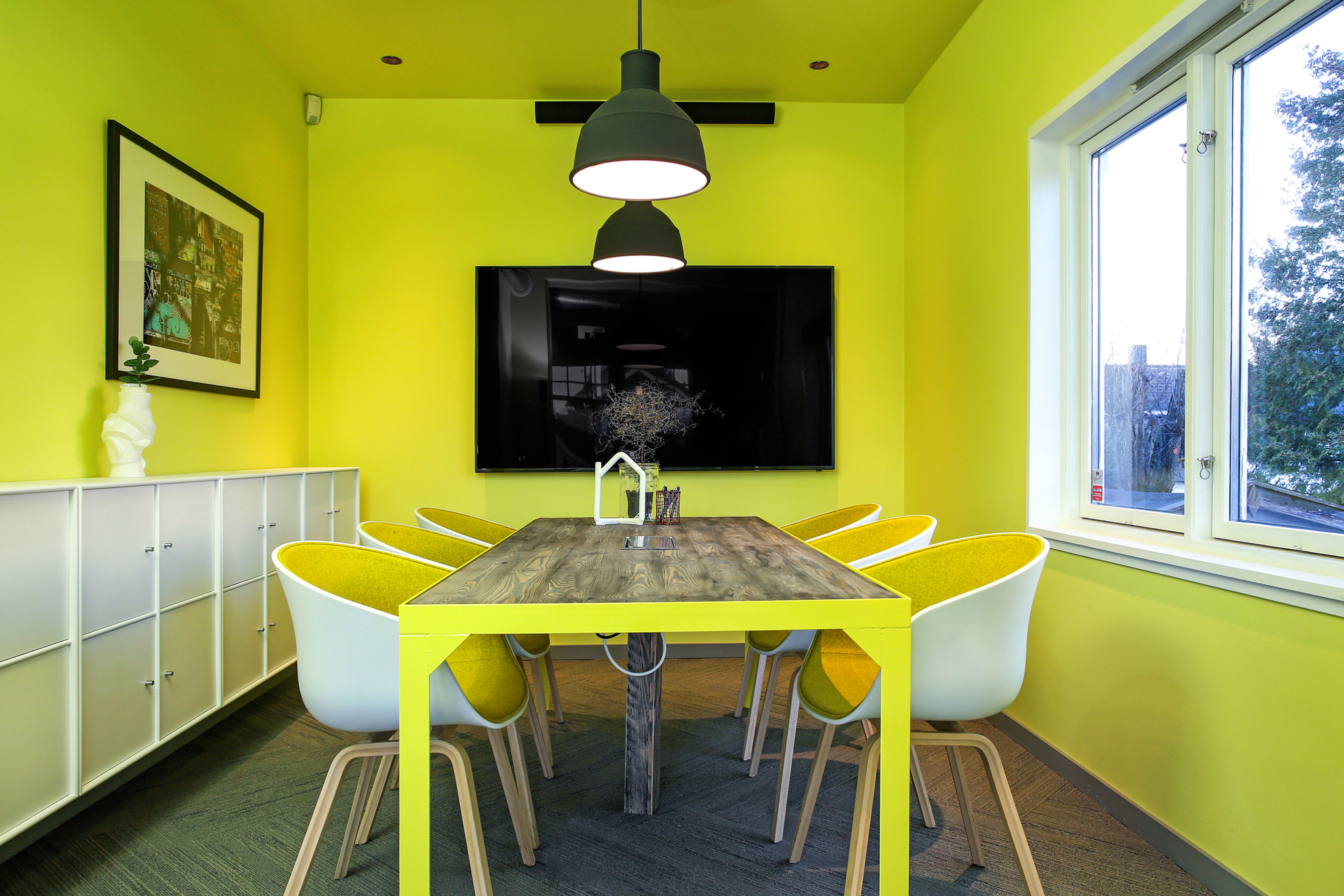 Møterom er et must hos en eiendomsmegler – og her er de delikat og praktisk innredet, med munter fargebruk.