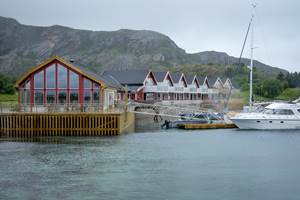 Begrepet «rorbu» har fått et nytt innhold når du ser på de nybygde sjøhusene du finner på den lille øya Bolga på Helgelandskysten; de tilfredsstiller på alle måter de tilreisende turister fra inn og utland.
