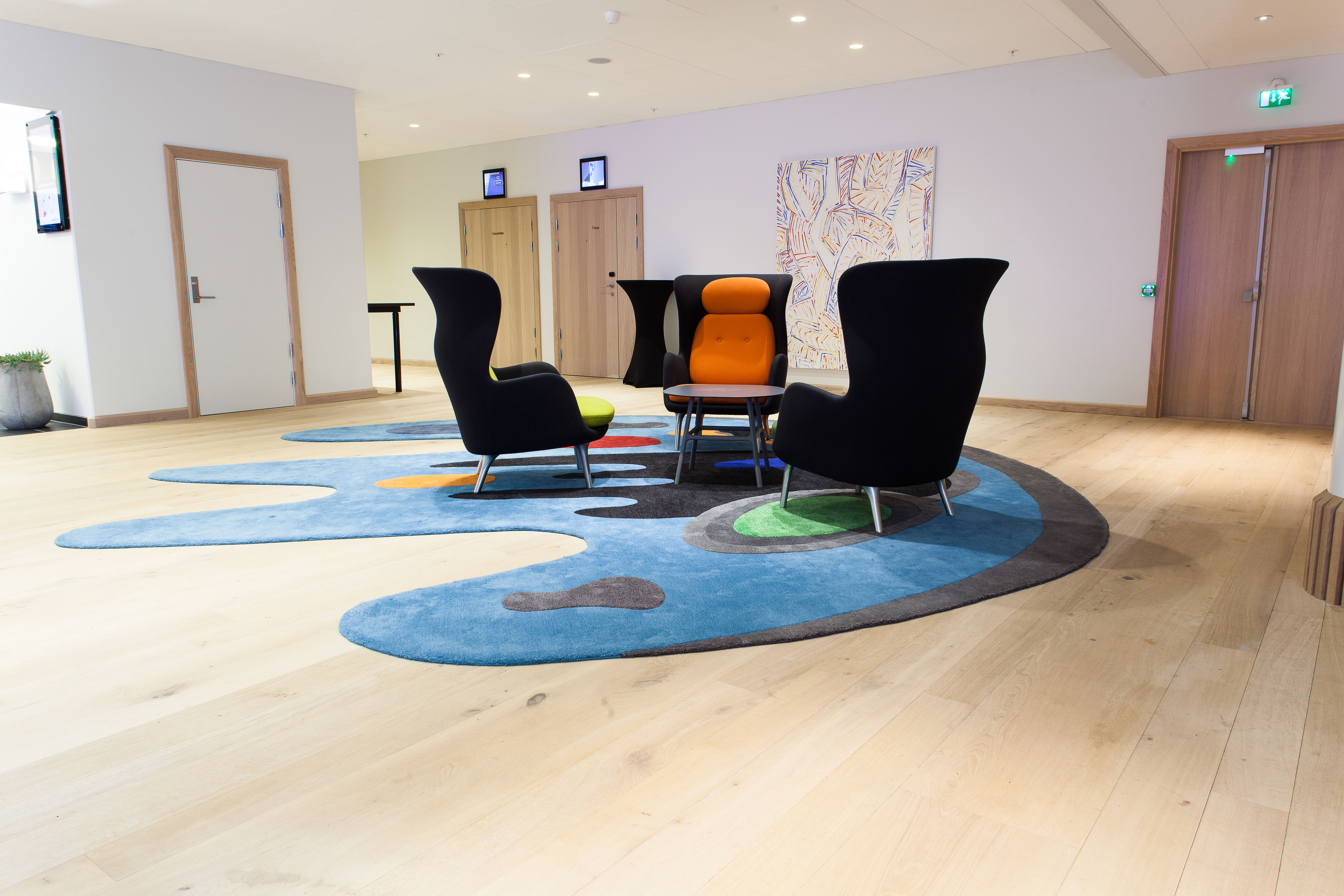 De spesialskårne teppene er alle unike i fasongen og setter definitivt et annerledes preg på gulvflatene.