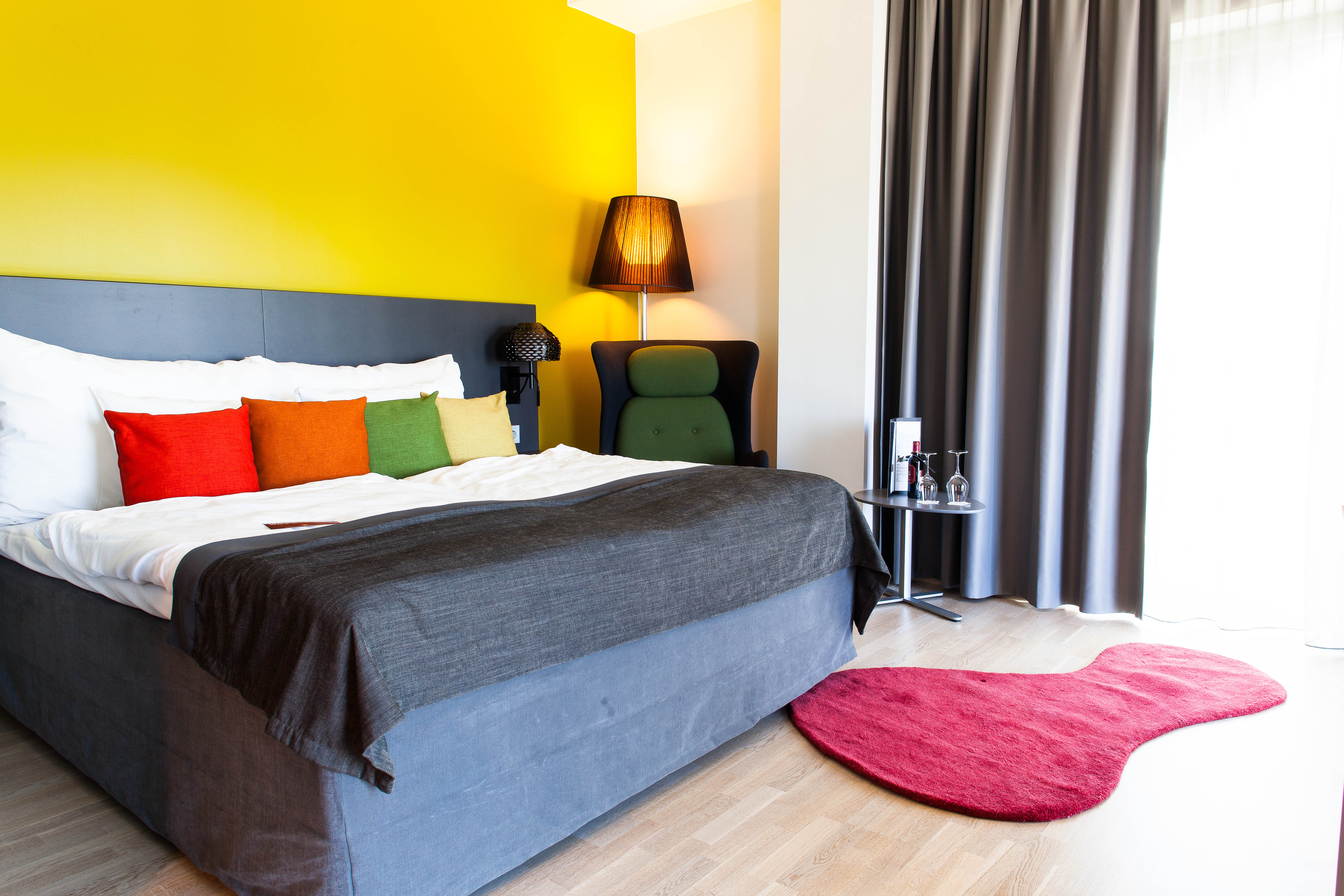 Rommene er definitivt innredet med tanke på trivsel. Små fargerike, avpassede tepper, sammen med andre tekstiler gjør hotelloppholdet til en fargerik opplevelse.