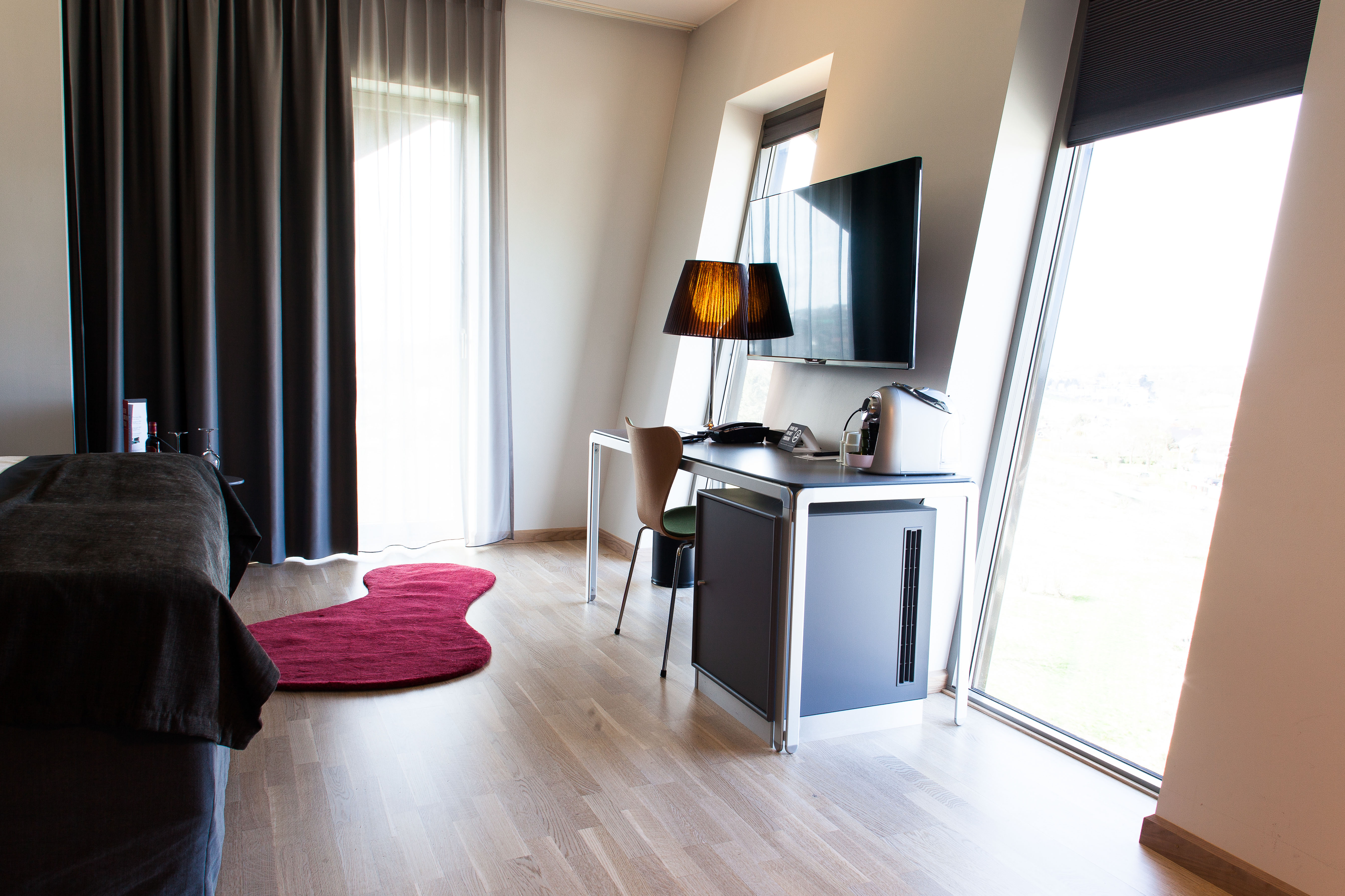 Rommene som ligger mot hotellets skråvegg gir en helt annen dimensjonsopplevelse enn et ordinært hotellrom. Ser du ut av vinduene – ser du også rett ned.