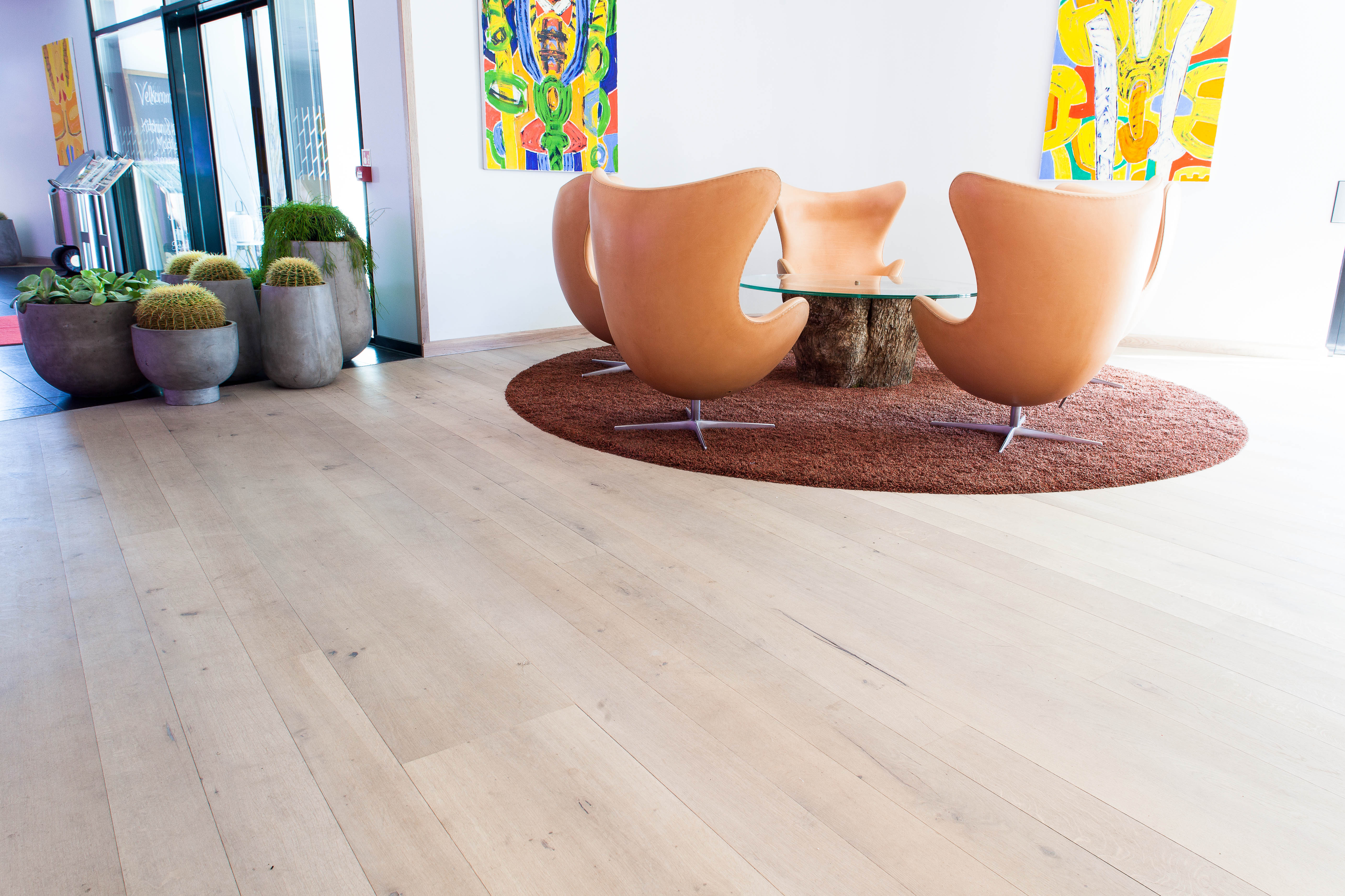 Myke former og friske farger skiller interiørene fra hva vi er vant til å finne på tradisjonelle foretningshoteller.