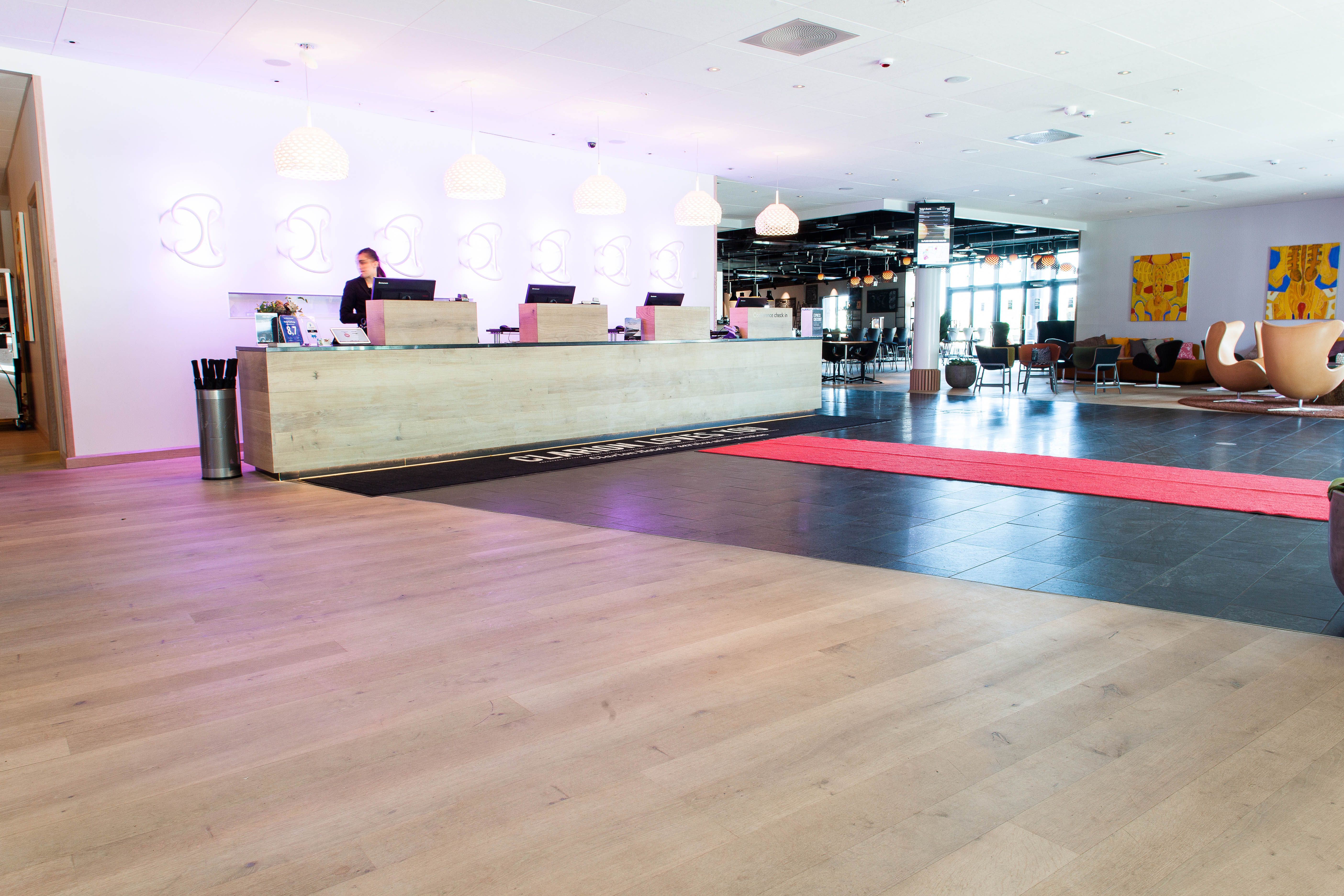 På Clarion Hotel Energy i Stavanger blir du møtt av en stilfull og romslig resepsjon der overflater av tre dominerer inntrykket.