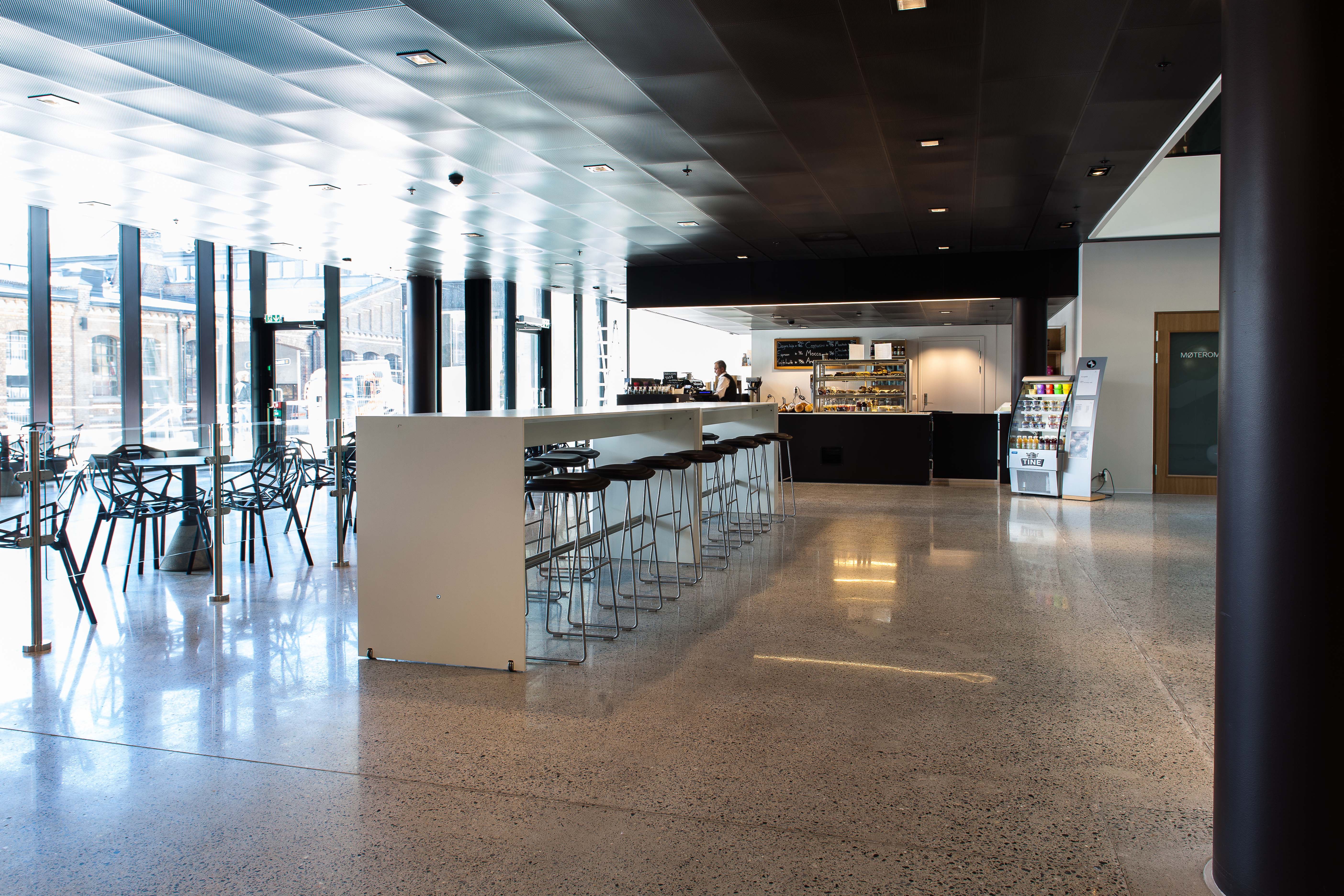 Kantinen fremstår som den reneste restauranten og har store vinduer på tre av sidene for maksimal tilgang til dagslys.