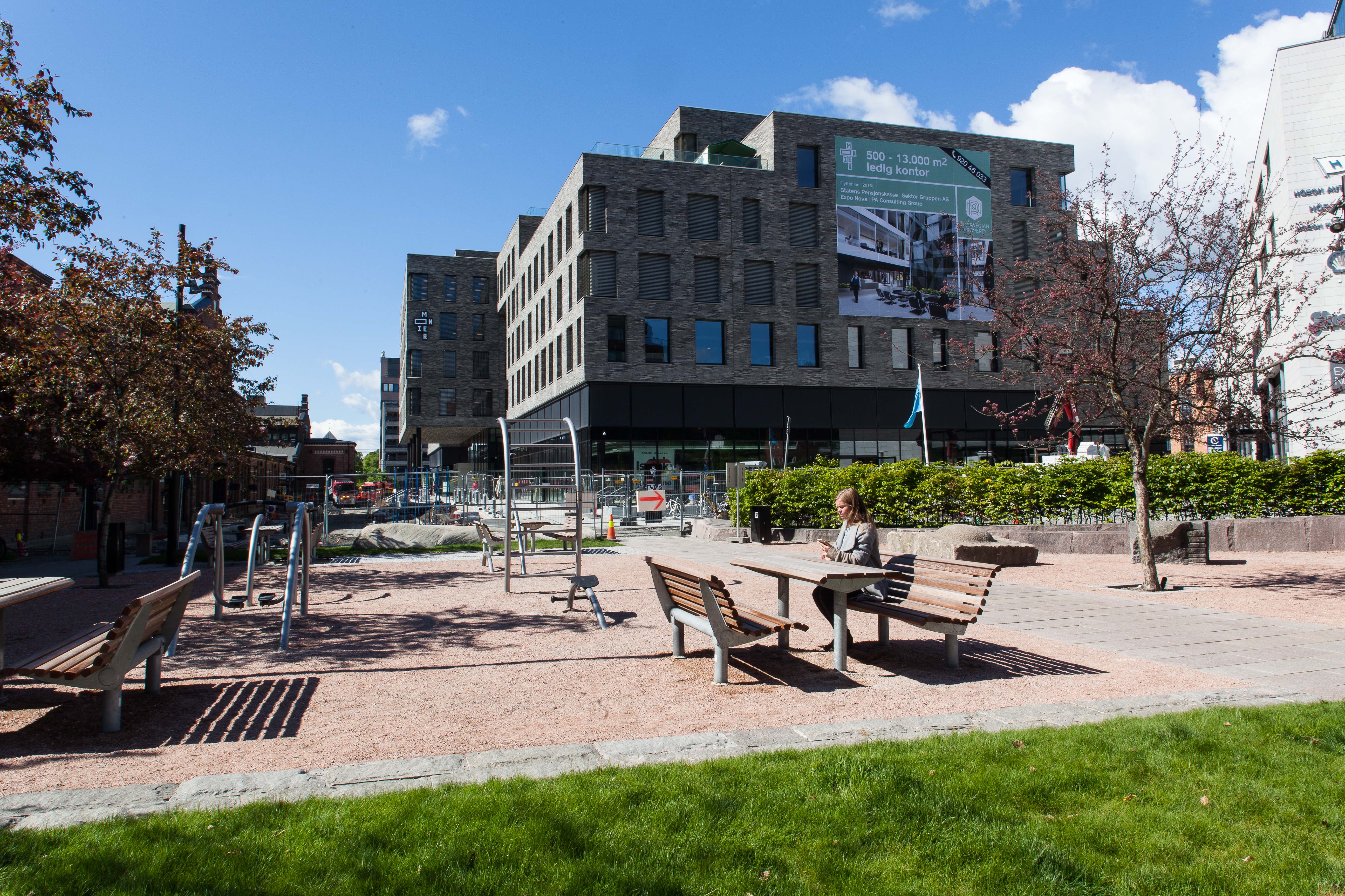 Bygget har fått navnet Monier-bygget etter den gamle fabrikken «Oslo Monier- og Cementvarefabrik». Historien manifesterer seg ikke bare i navnet , men også i den utstrakte bruken av teglstein.