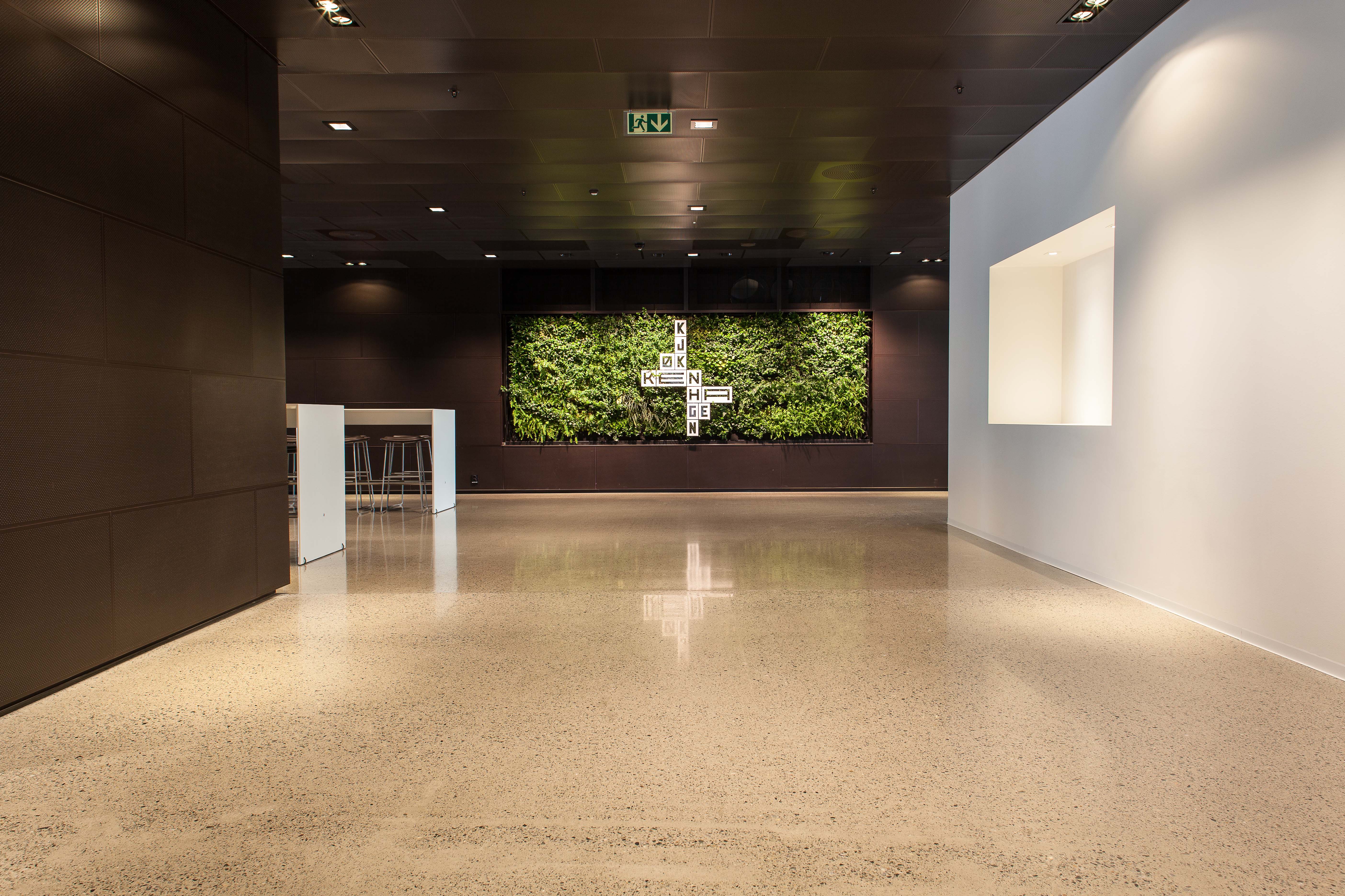 I vestibylen finner vi også «Kjøkkenhagen» - en installasjon av vertikalt voksende planter med et innebygget, avanser vanningssystem.