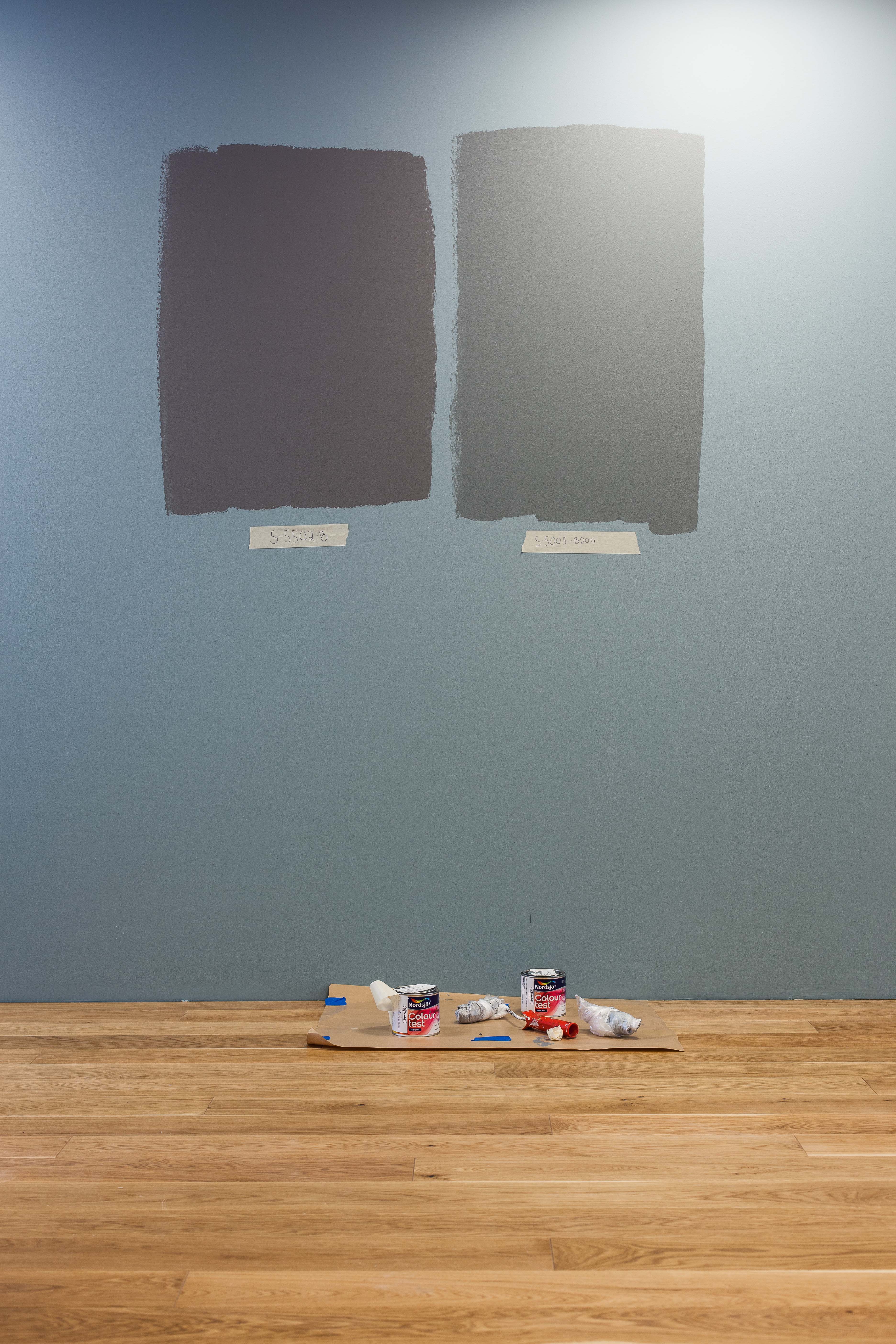 Leietakerne ønsker gjerne litt mer farger i lokalene enn de hvite veggene som bygget i utgangspunktet er utstyrt med. Her er det forsøkt med en variant, men man søker tydeligvis etter den helt rette nyansen. Da er det viktig med prøveoppstrøk på den aktue