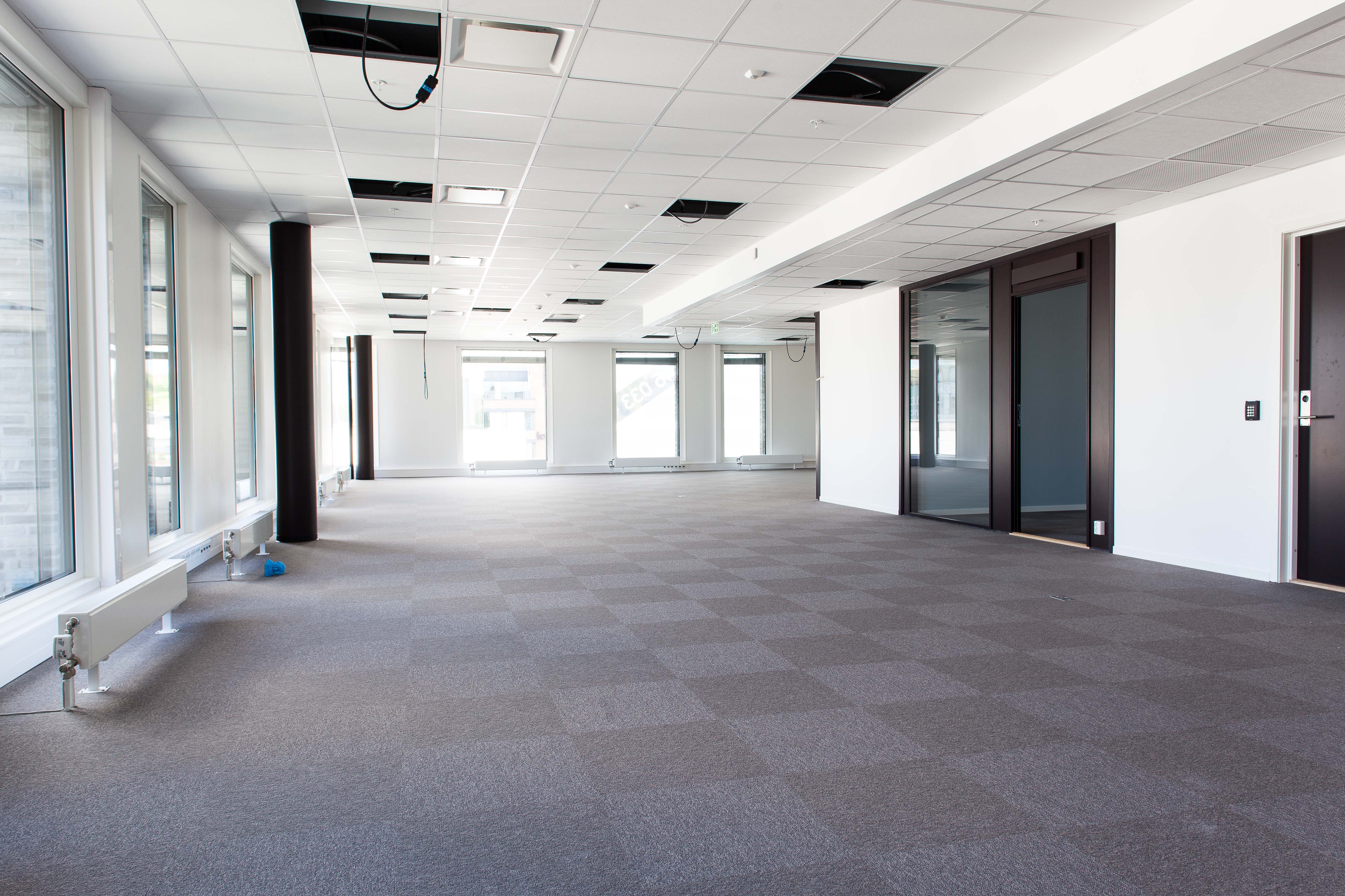 Det er beregnet anslagsvis 250 arbeidsplasser i hver etasje, det innebærer at det innredes for en del kontorlandskaper.