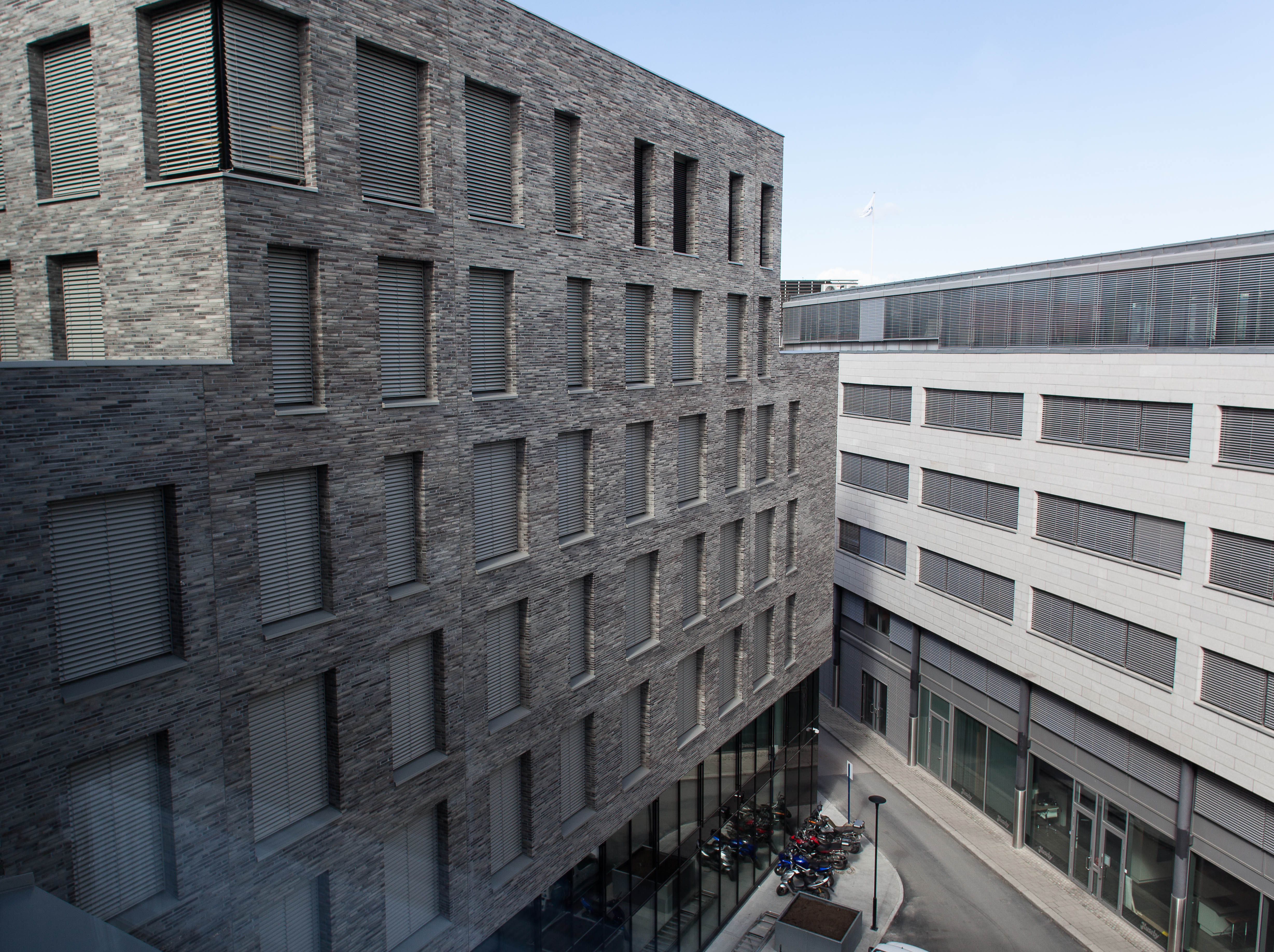 Avtrapping av bygningsmassen ivaretar viktige siktlinjer – tilfredsstiller bygningsmyndighetenes ønsker - og gir gode solforhold til den verneverdige verkstedbebyggelsen og de smale gatene omkring.